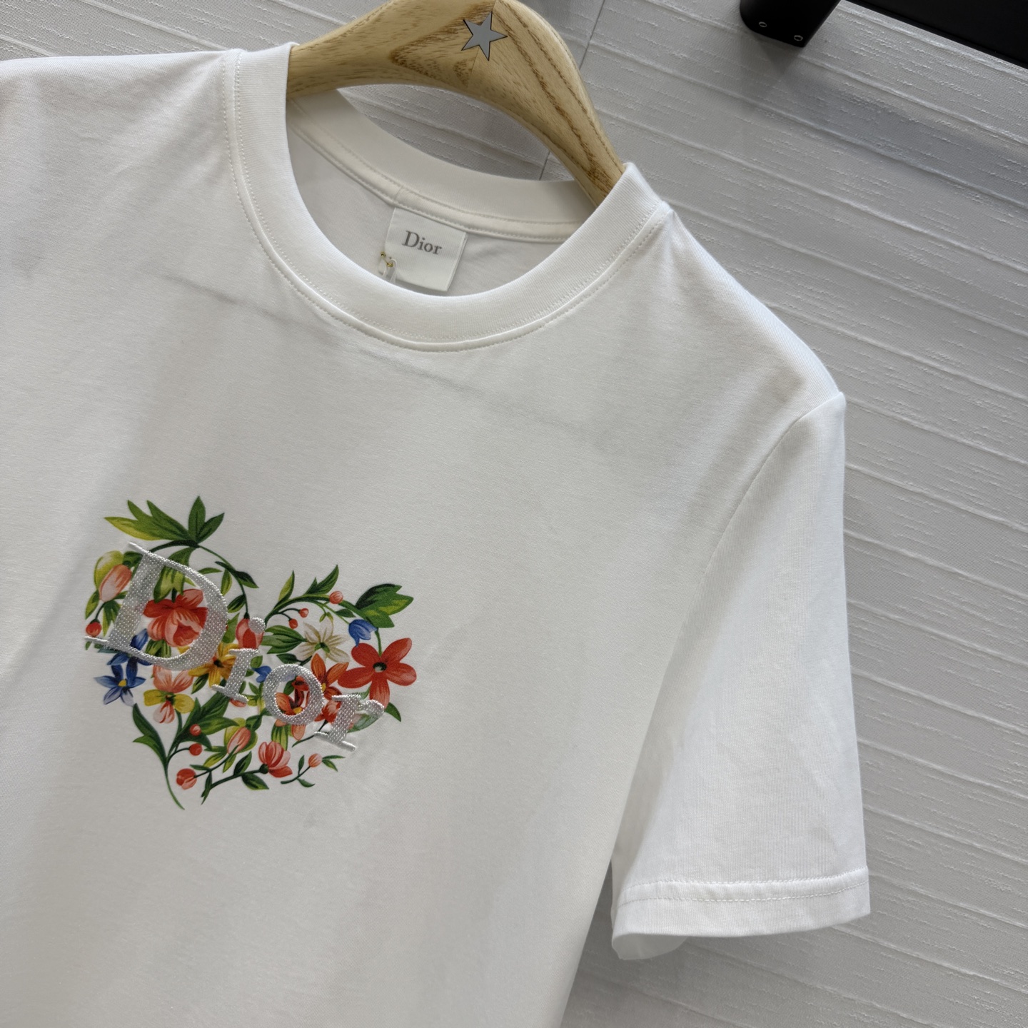 爆单推荐❤️D*早春新品 碎花爱心刺绣短袖T恤，定位印花黄色碎花和春天氛围感拉满✨纯棉面料质感柔软舒适，