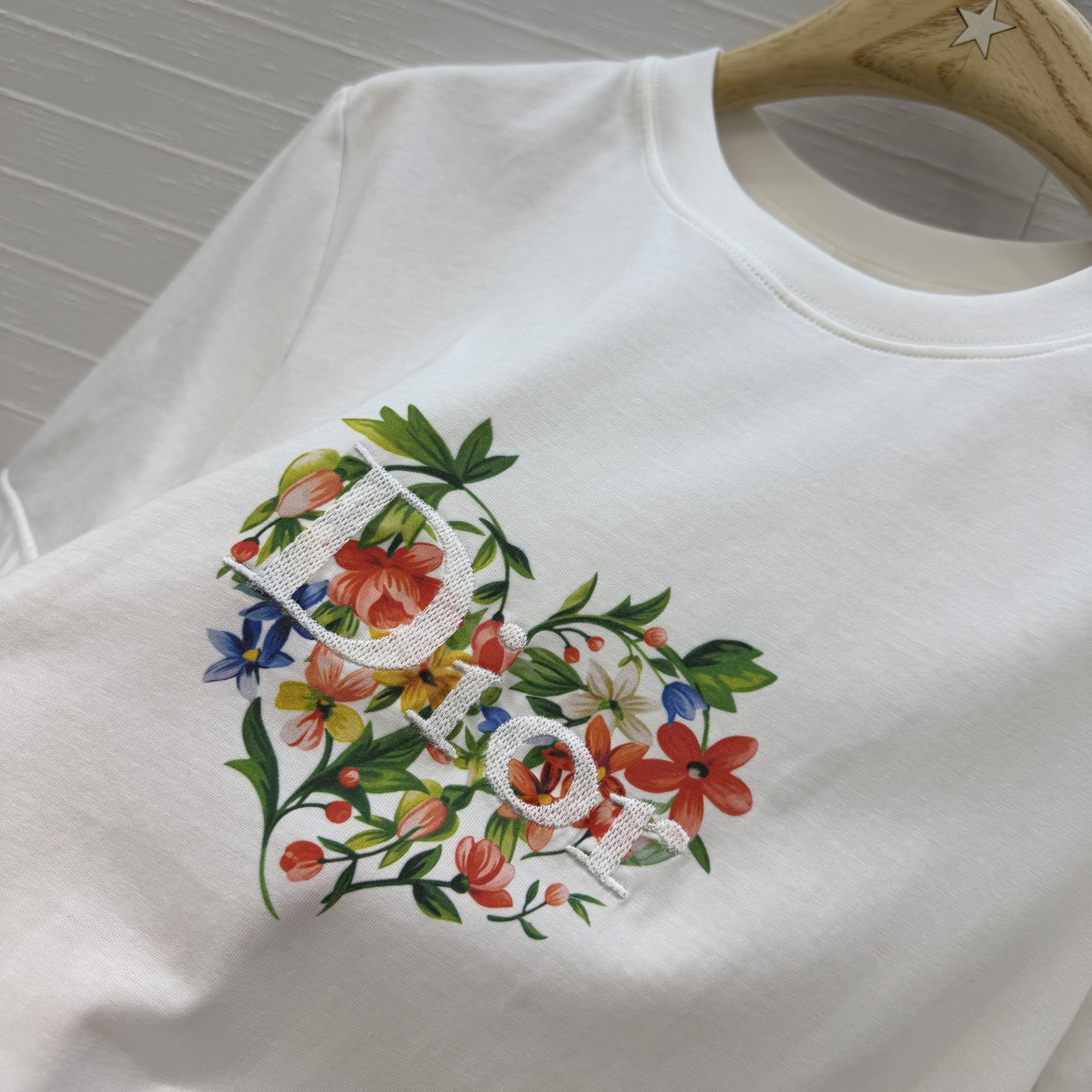 爆单推荐❤️D*早春新品 碎花爱心刺绣短袖T恤，定位印花黄色碎花和春天氛围感拉满✨纯棉面料质感柔软舒适，