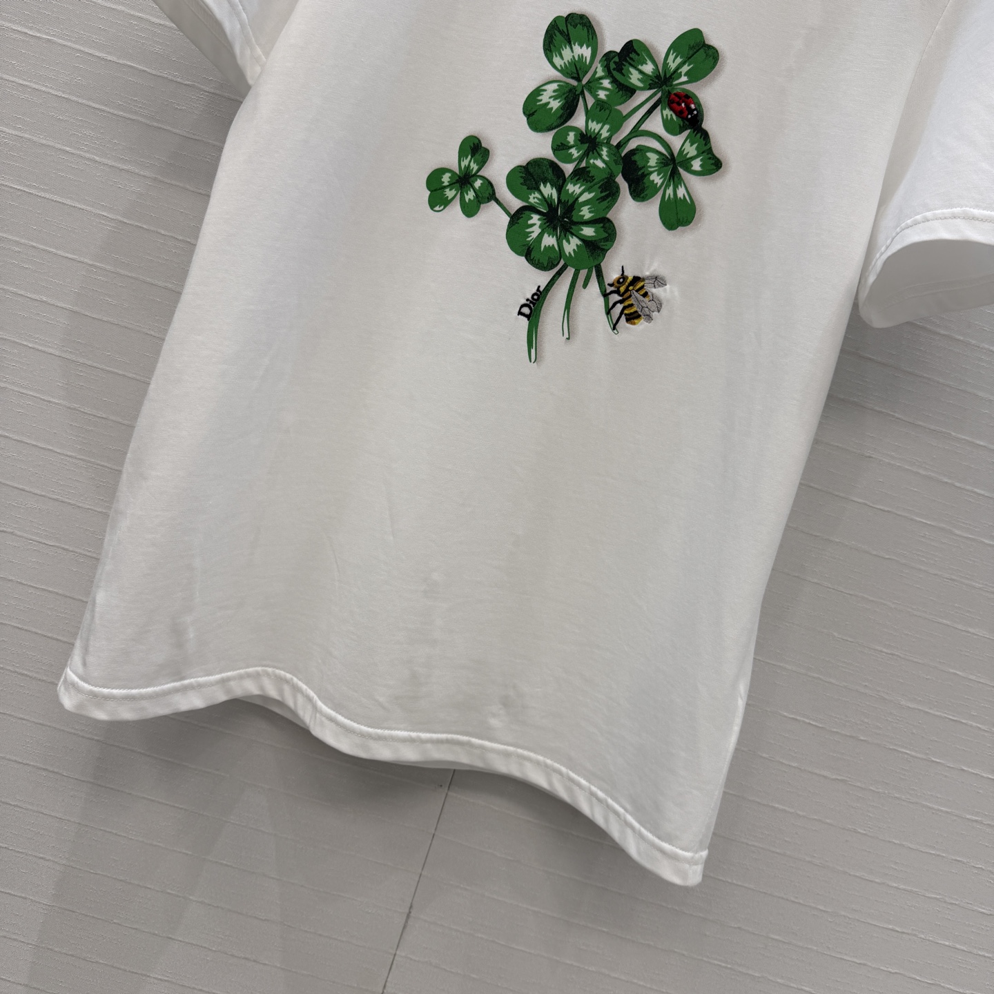 爆单推荐❤️D*早春新品 四叶草🍀印花蜜蜂刺绣短袖T恤，定位印花春天氛围感拉满✨纯棉面料质感柔软舒适，时