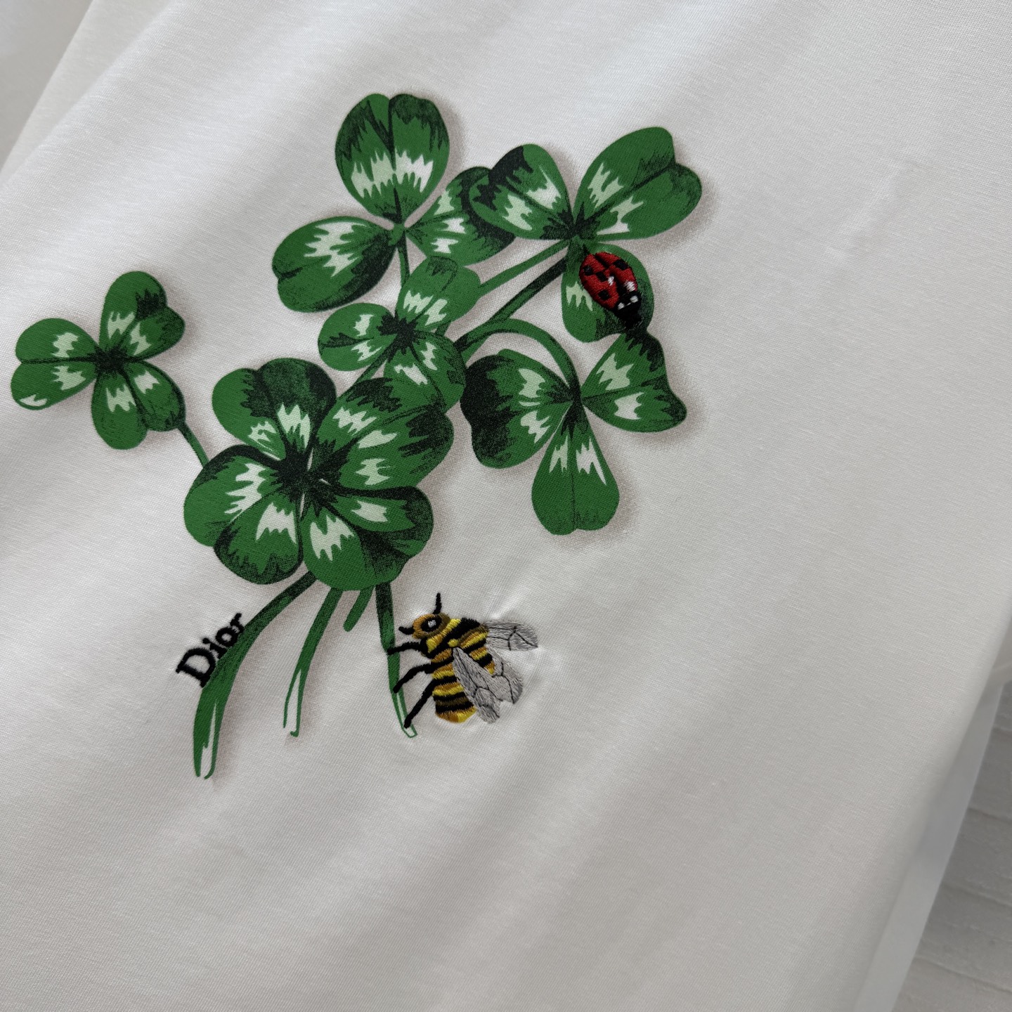 爆单推荐❤️D*早春新品 四叶草🍀印花蜜蜂刺绣短袖T恤，定位印花春天氛围感拉满✨纯棉面料质感柔软舒适，时