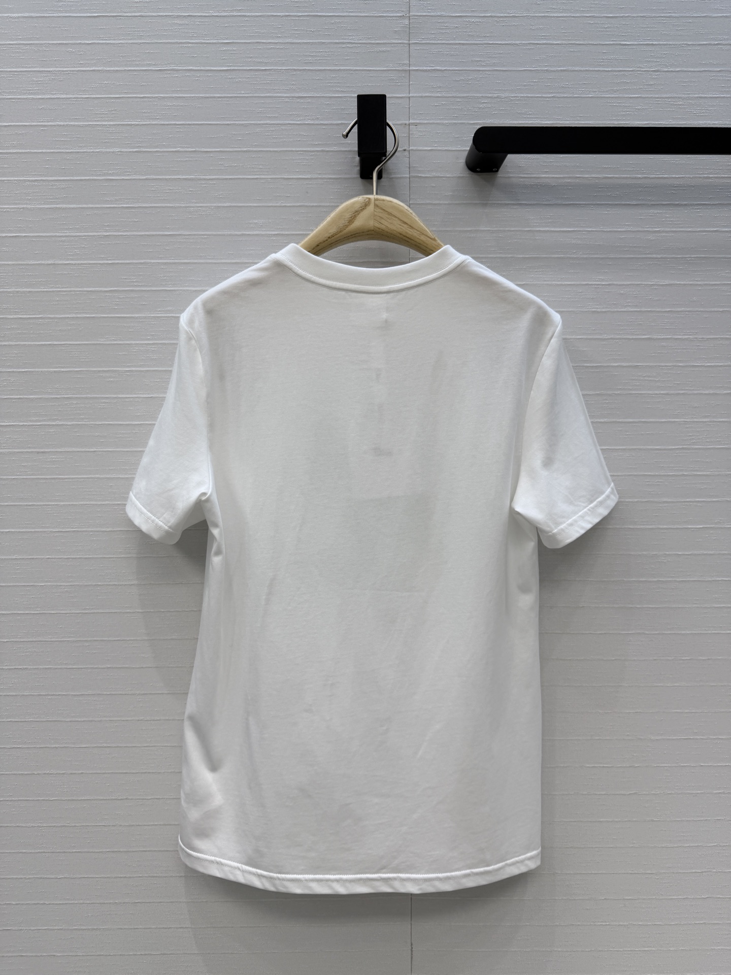 爆单推荐❤️D*早春新品 四叶草🍀印花蜜蜂刺绣短袖T恤，定位印花春天氛围感拉满✨纯棉面料质感柔软舒适，时