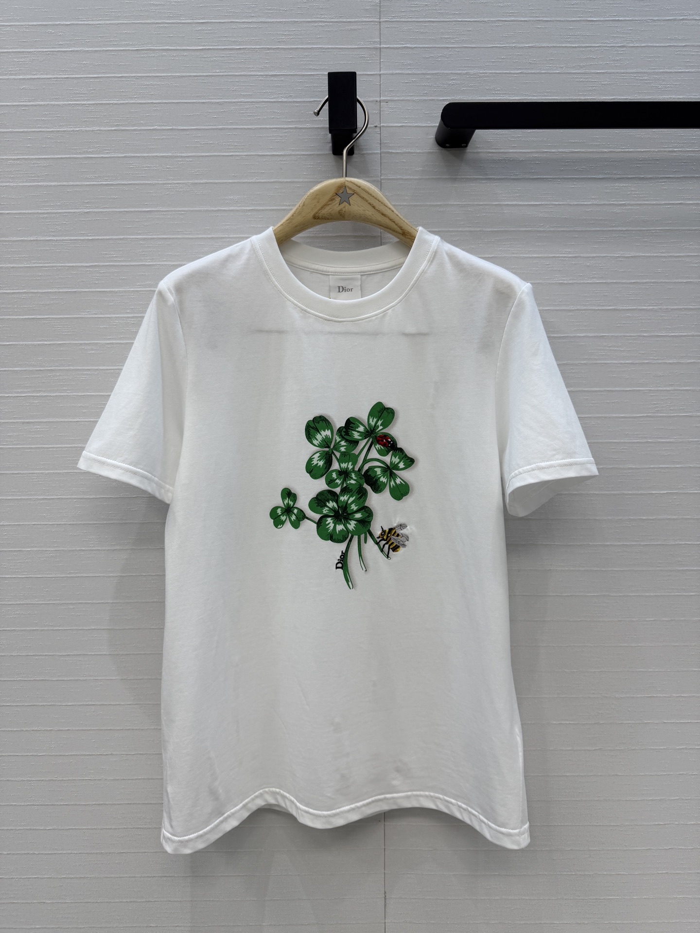 爆单推荐❤️D*早春新品 四叶草🍀印花蜜蜂刺绣短袖T恤，定位印花春天氛围感拉满✨纯棉面料质感柔软舒适，时