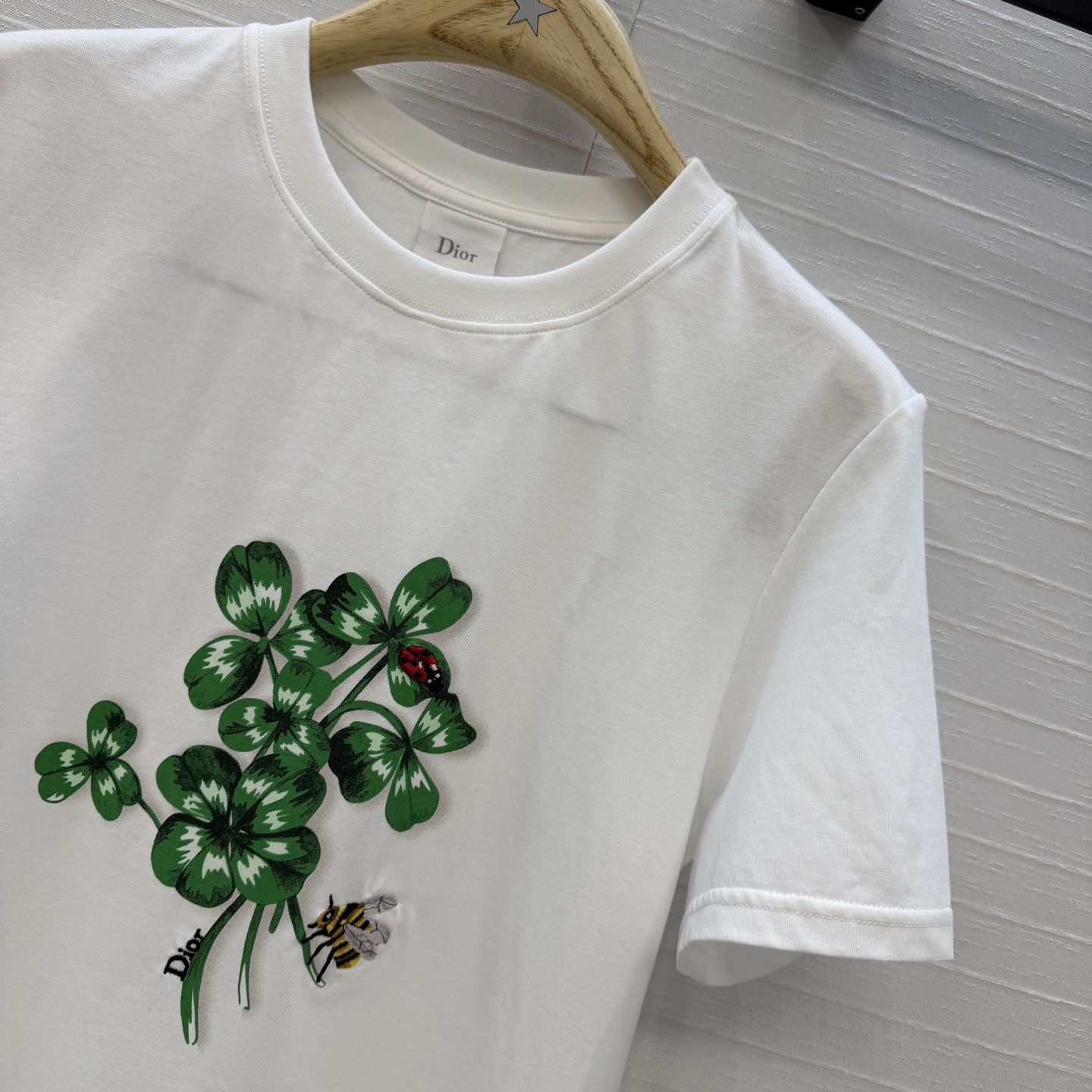 爆单推荐❤️D*早春新品 四叶草🍀印花蜜蜂刺绣短袖T恤，定位印花春天氛围感拉满✨纯棉面料质感柔软舒适，时