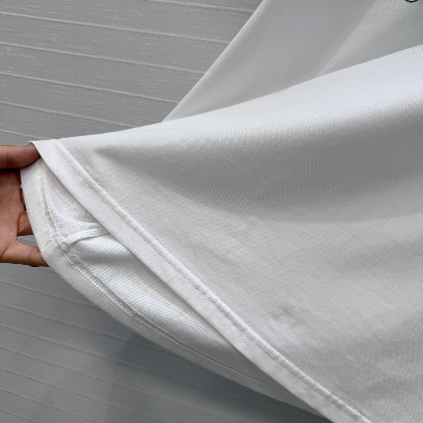 爆单推荐❤️D*早春新品 四叶草🍀印花蜜蜂刺绣短袖T恤，定位印花春天氛围感拉满✨纯棉面料质感柔软舒适，时