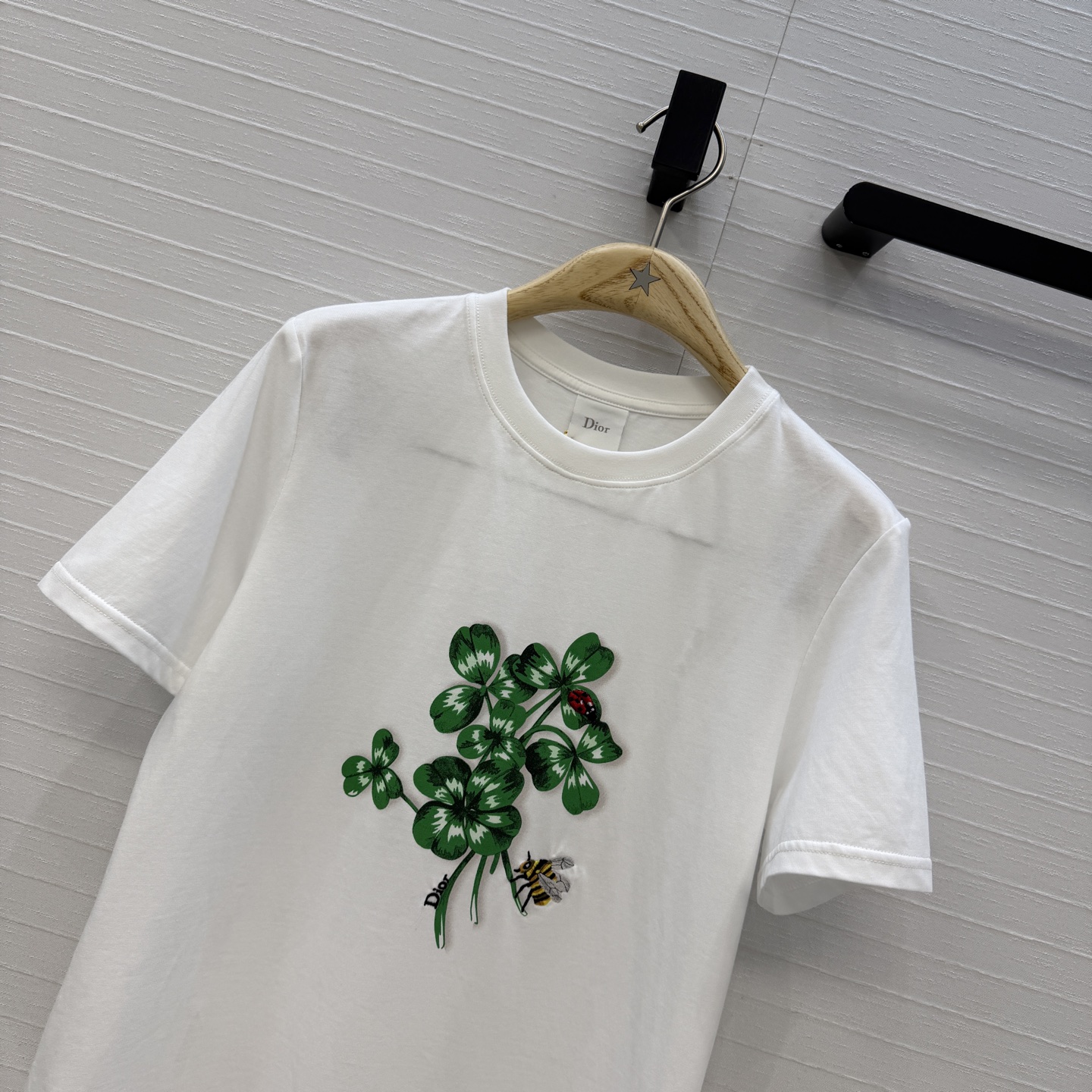 爆单推荐❤️D*早春新品 四叶草🍀印花蜜蜂刺绣短袖T恤，定位印花春天氛围感拉满✨纯棉面料质感柔软舒适，时