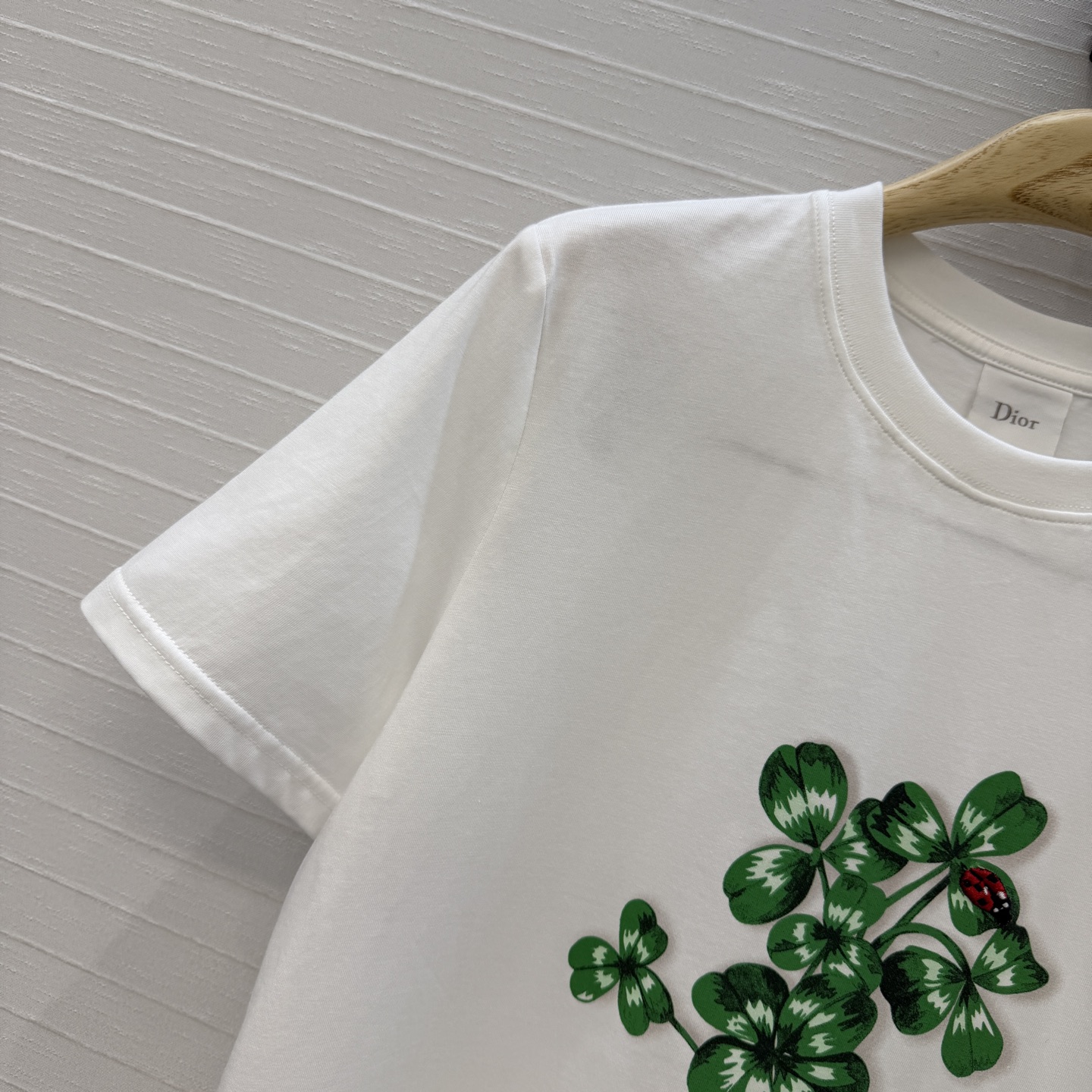 爆单推荐❤️D*早春新品 四叶草🍀印花蜜蜂刺绣短袖T恤，定位印花春天氛围感拉满✨纯棉面料质感柔软舒适，时