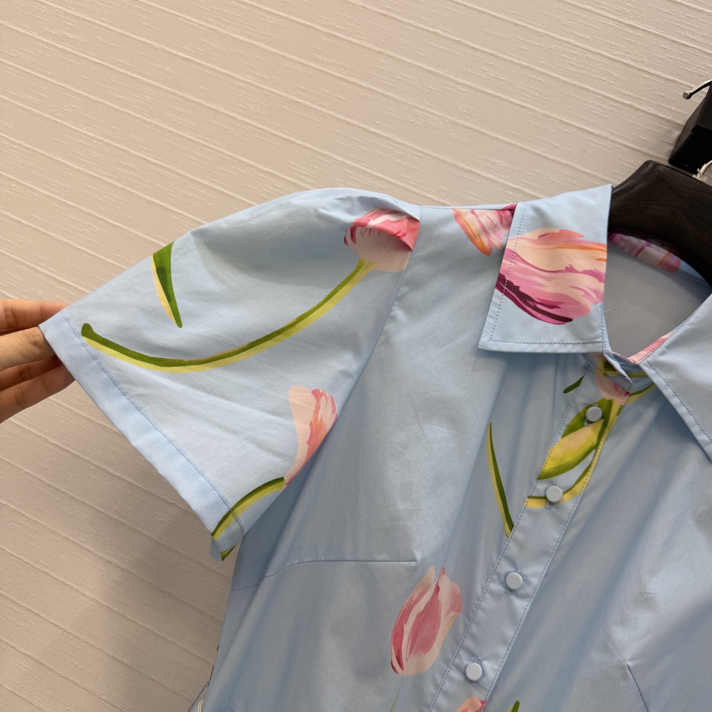 强烈推荐❤️Leo&Lin26春夏新款 花卉印花衬领连衣裙👗，褶边泡泡短袖 搭配同系列腰带提升腰线，下摆