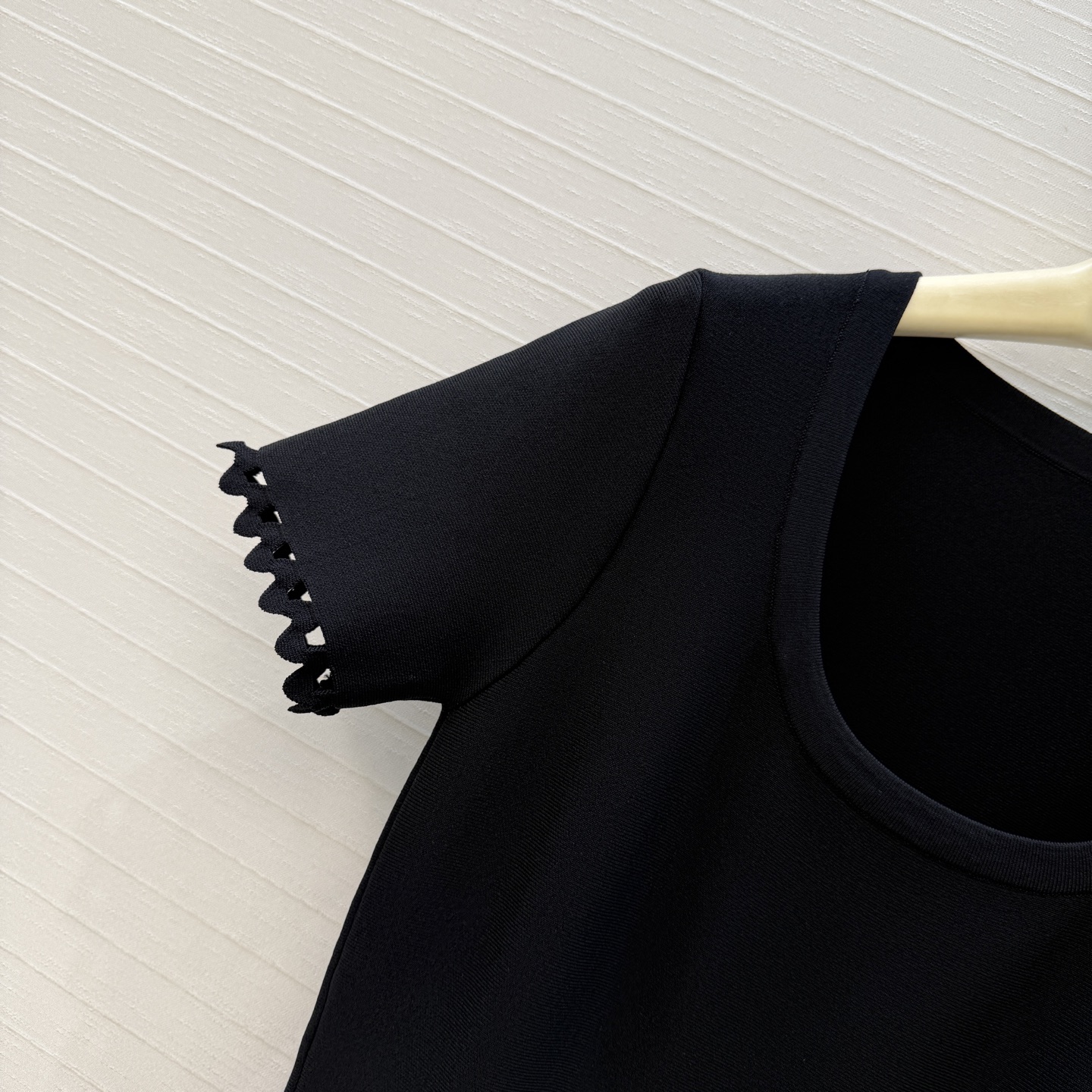 强烈推荐❤️Alai*镂空雕花短袖针织连衣裙，镂空几何图案+锯齿边缘，细节感满满✨。收腰立体A字裙摆设计