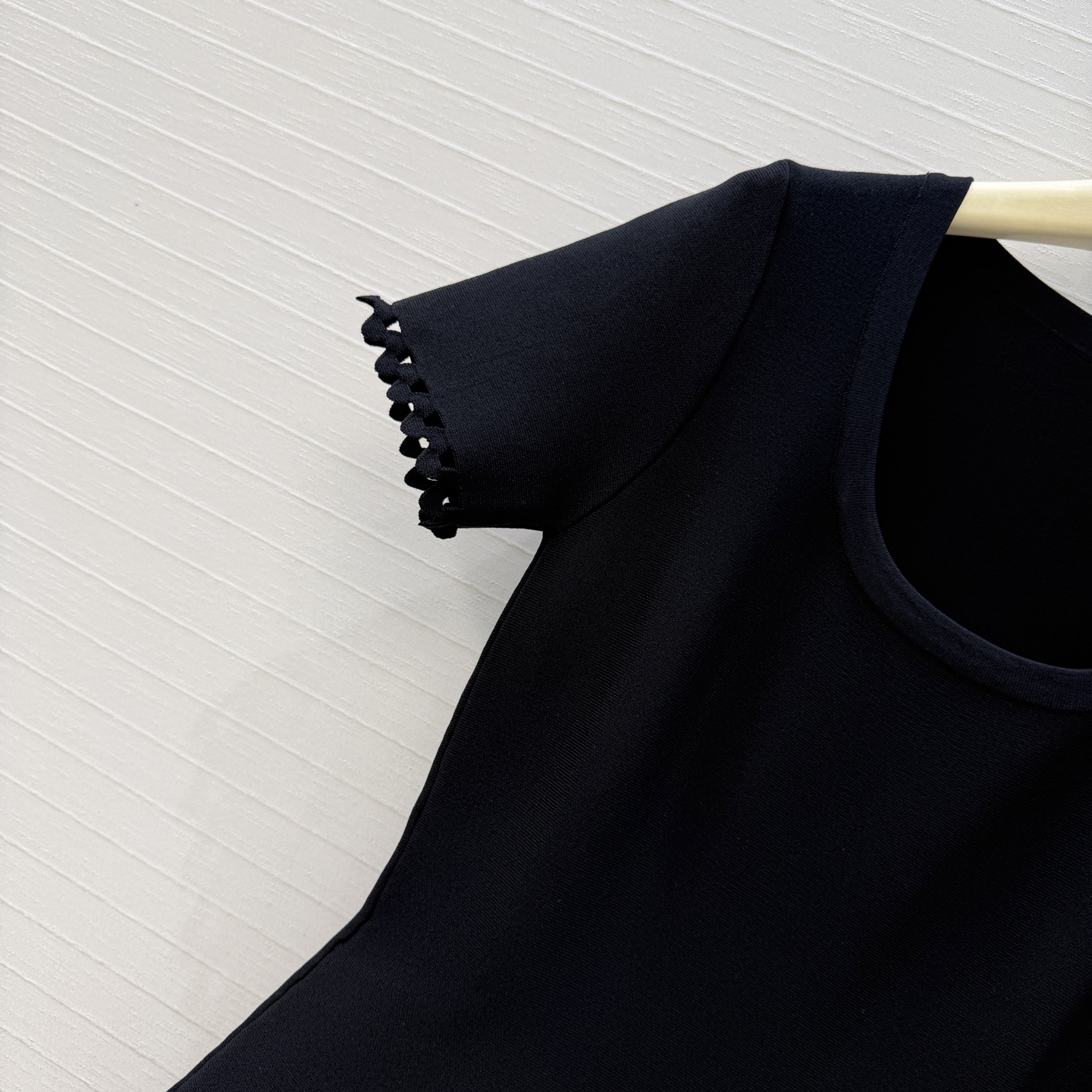 强烈推荐❤️Alai*镂空雕花短袖针织连衣裙，镂空几何图案+锯齿边缘，细节感满满✨。收腰立体A字裙摆设计