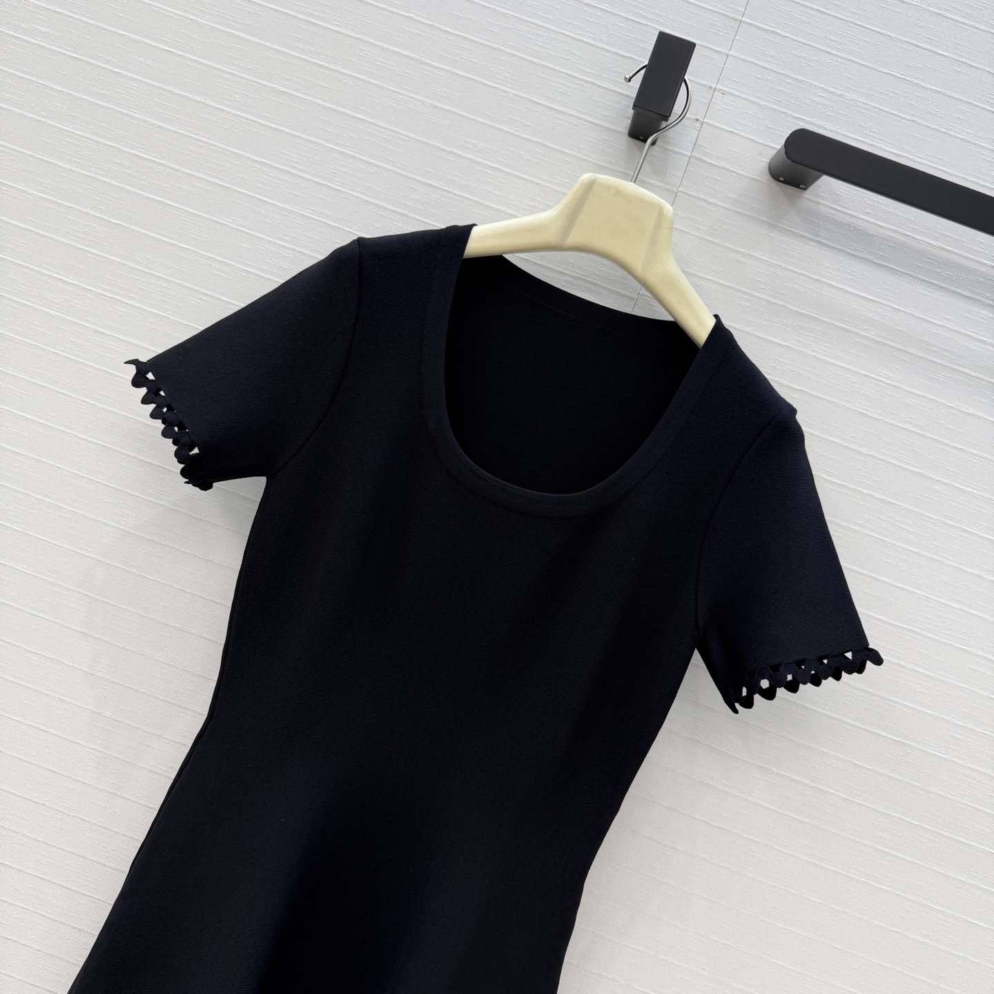 强烈推荐❤️Alai*镂空雕花短袖针织连衣裙，镂空几何图案+锯齿边缘，细节感满满✨。收腰立体A字裙摆设计