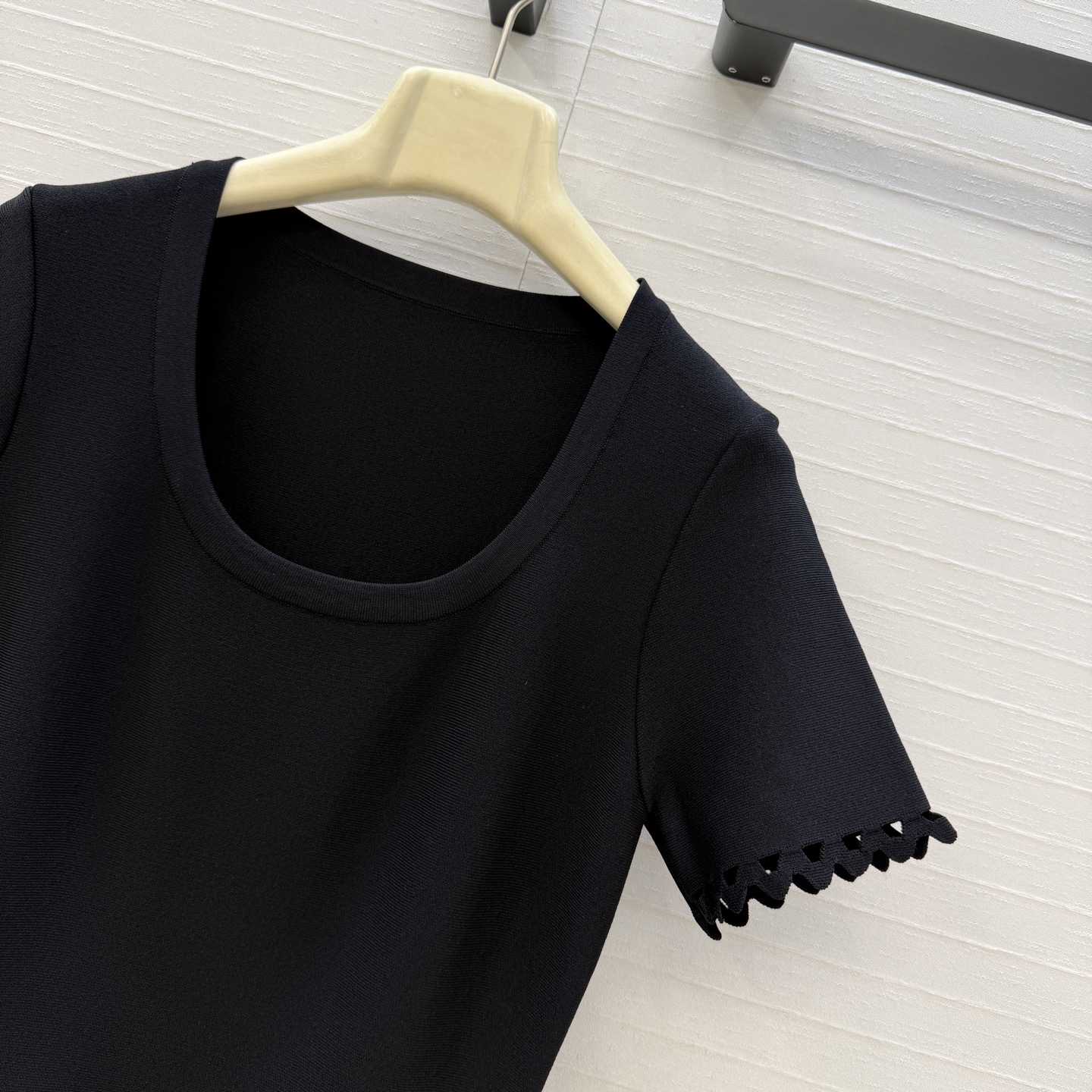 强烈推荐❤️Alai*镂空雕花短袖针织连衣裙，镂空几何图案+锯齿边缘，细节感满满✨。收腰立体A字裙摆设计