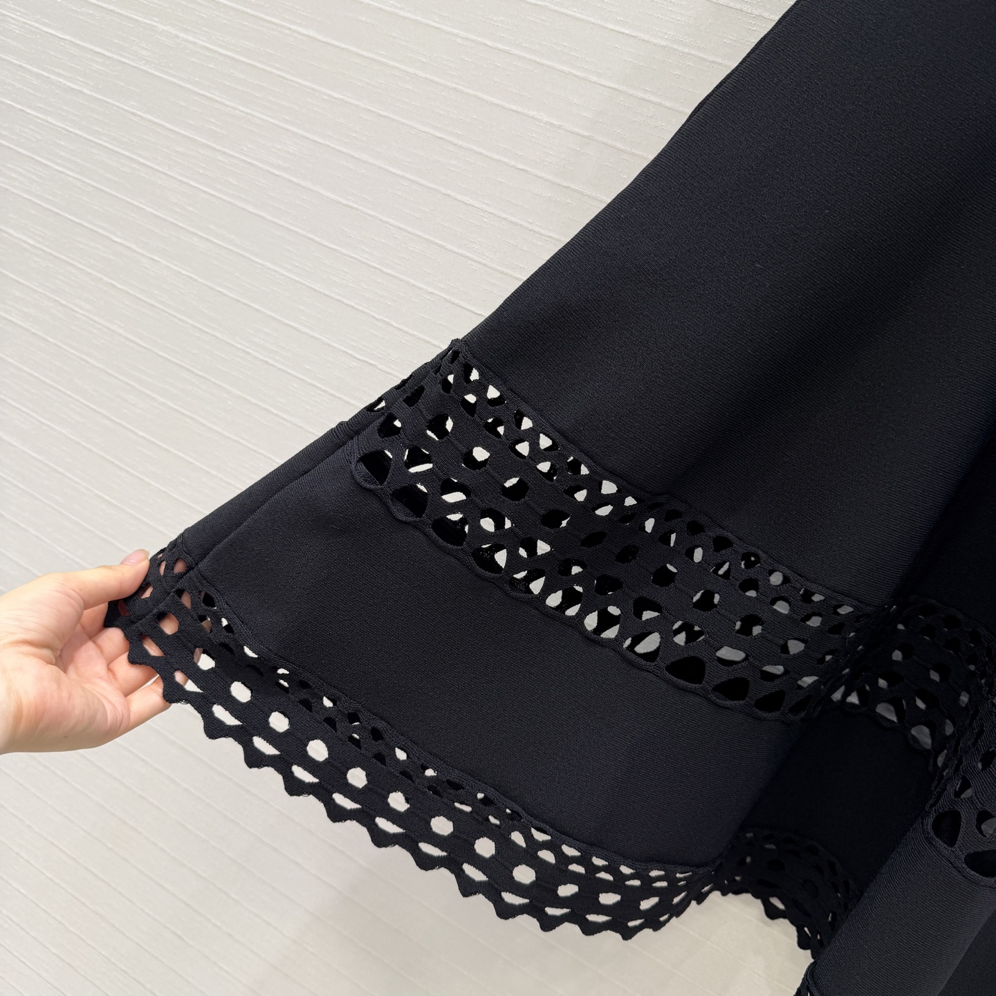 强烈推荐❤️Alai*镂空雕花短袖针织连衣裙，镂空几何图案+锯齿边缘，细节感满满✨。收腰立体A字裙摆设计