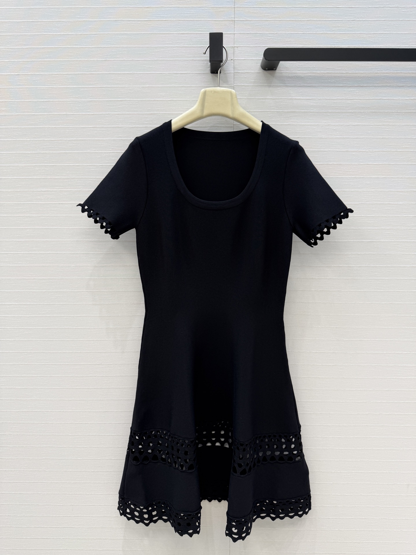 强烈推荐❤️Alai*镂空雕花短袖针织连衣裙，镂空几何图案+锯齿边缘，细节感满满✨。收腰立体A字裙摆设计