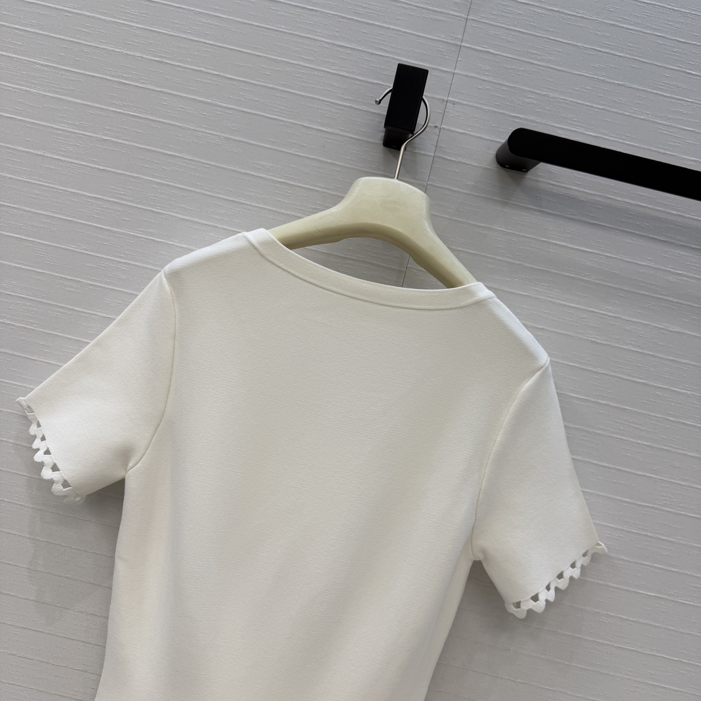 强烈推荐❤️Alai*镂空雕花短袖针织连衣裙，镂空几何图案+锯齿边缘，细节感满满✨。收腰立体A字裙摆设计