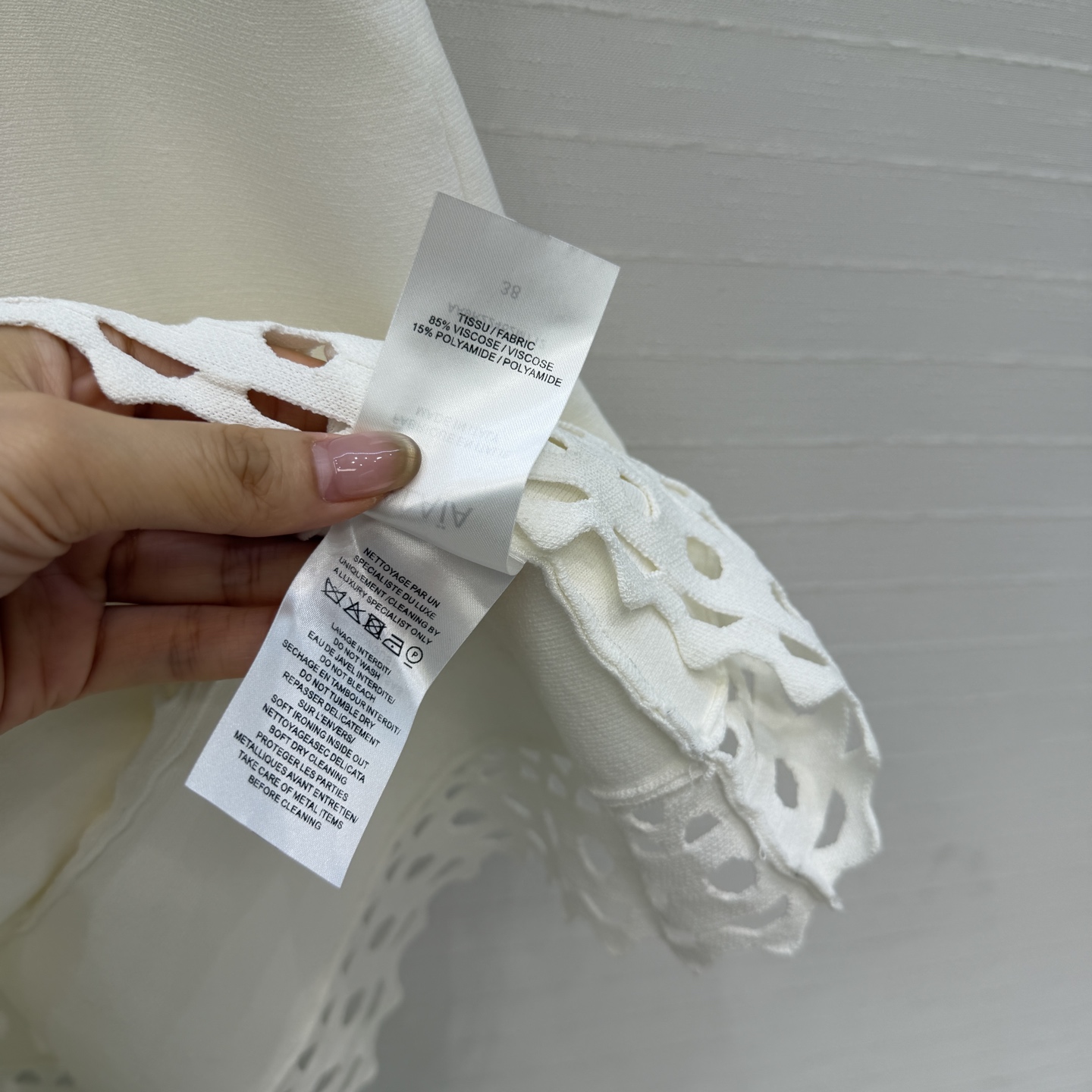 强烈推荐❤️Alai*镂空雕花短袖针织连衣裙，镂空几何图案+锯齿边缘，细节感满满✨。收腰立体A字裙摆设计