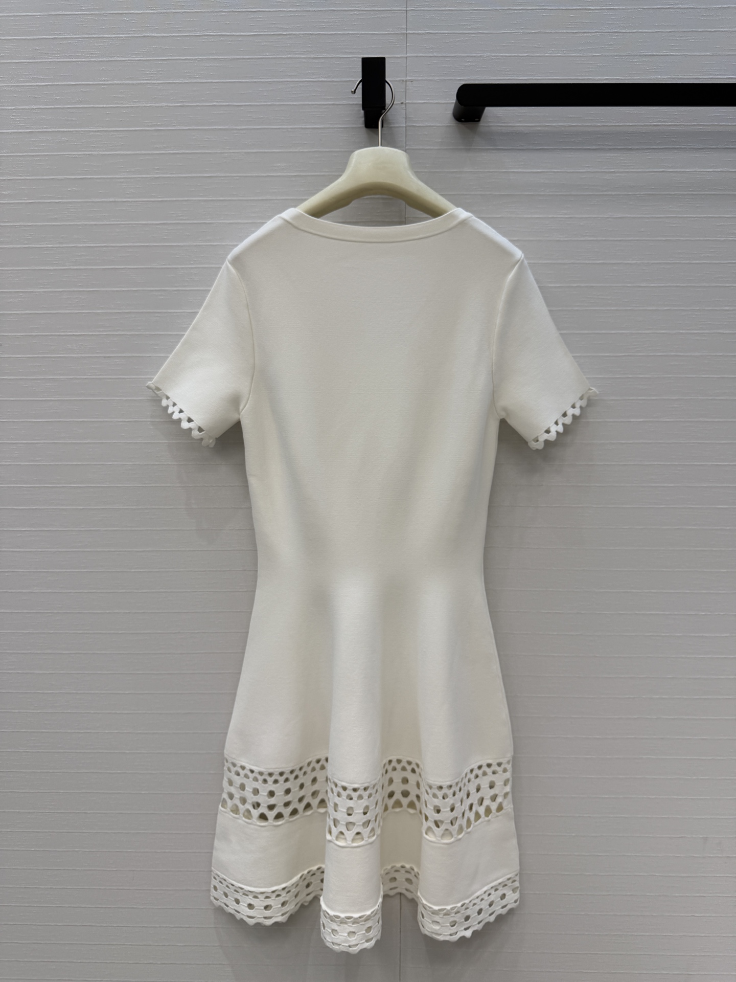 强烈推荐❤️Alai*镂空雕花短袖针织连衣裙，镂空几何图案+锯齿边缘，细节感满满✨。收腰立体A字裙摆设计