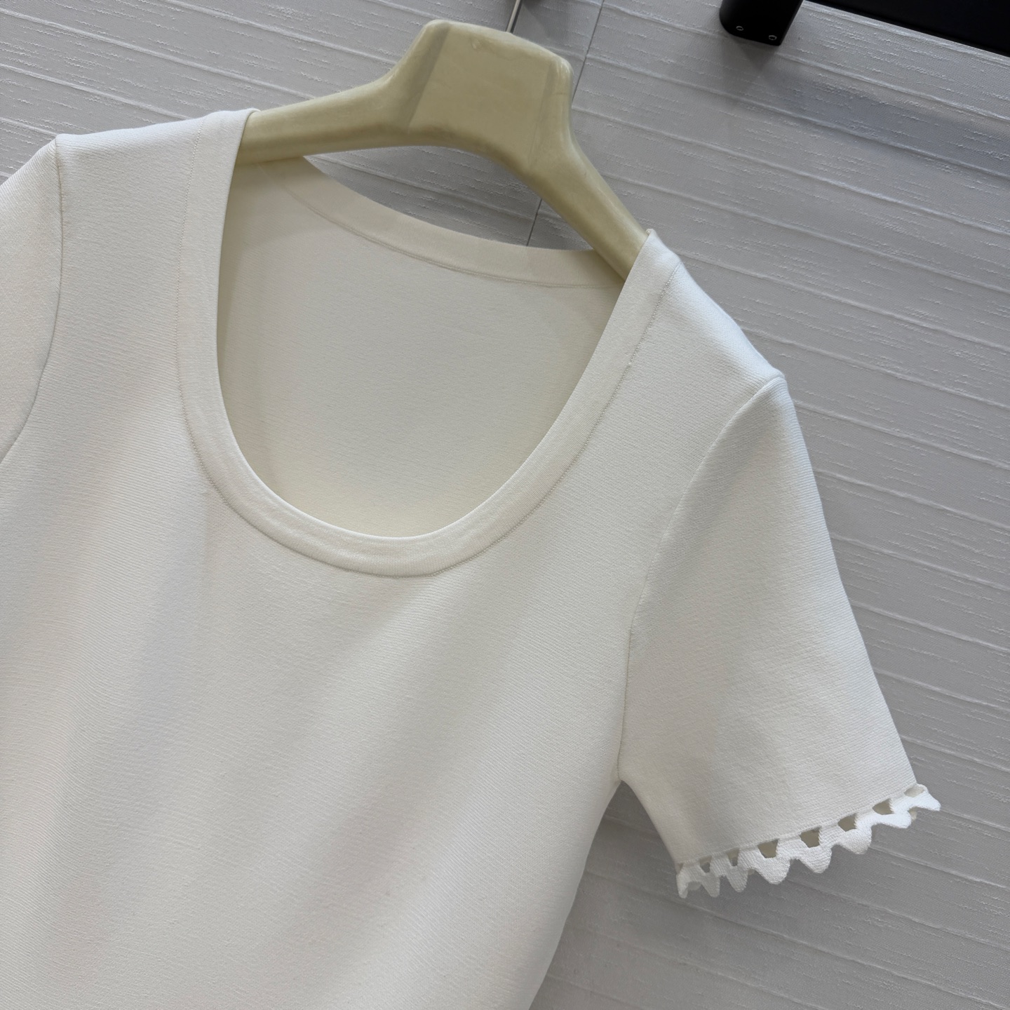 强烈推荐❤️Alai*镂空雕花短袖针织连衣裙，镂空几何图案+锯齿边缘，细节感满满✨。收腰立体A字裙摆设计