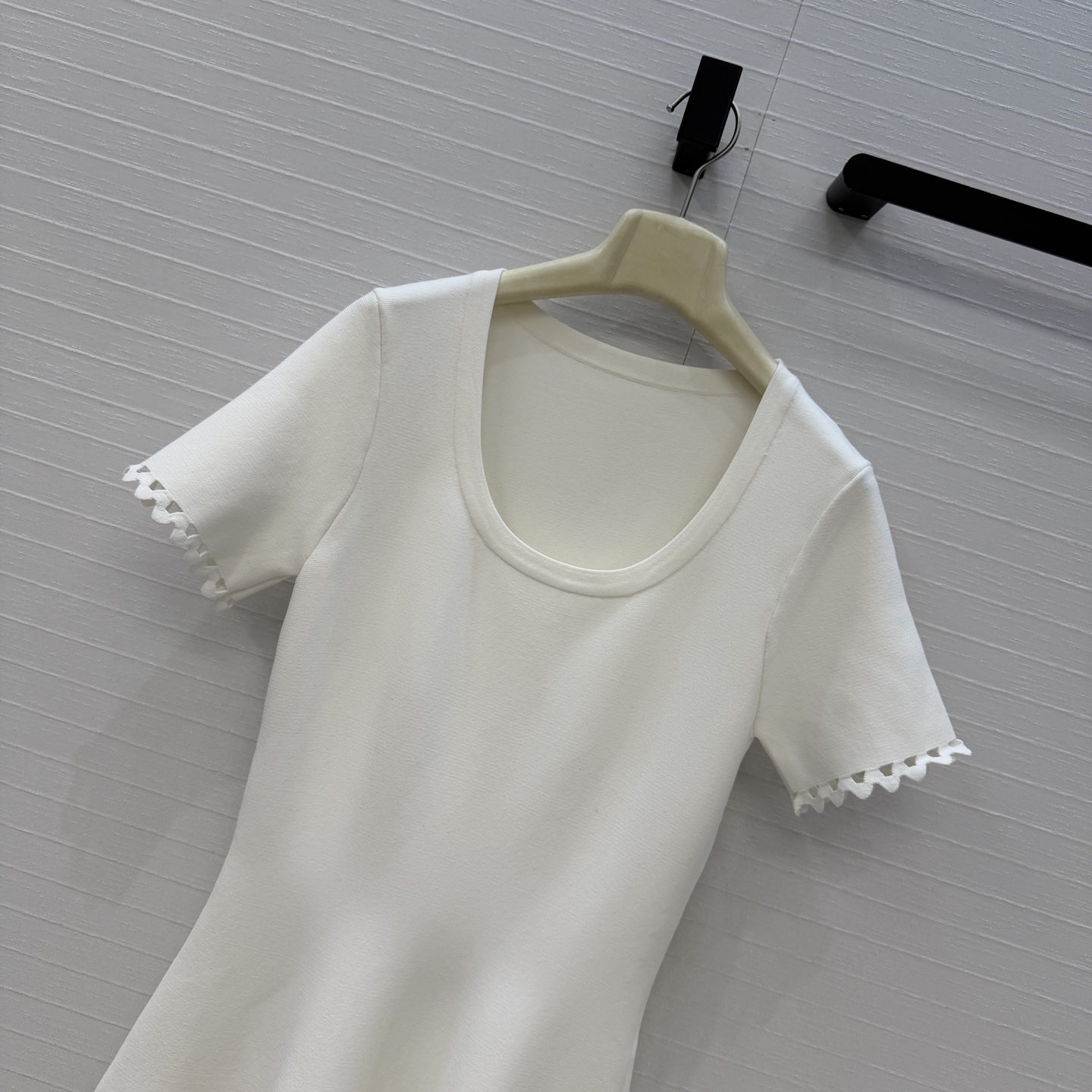 强烈推荐❤️Alai*镂空雕花短袖针织连衣裙，镂空几何图案+锯齿边缘，细节感满满✨。收腰立体A字裙摆设计