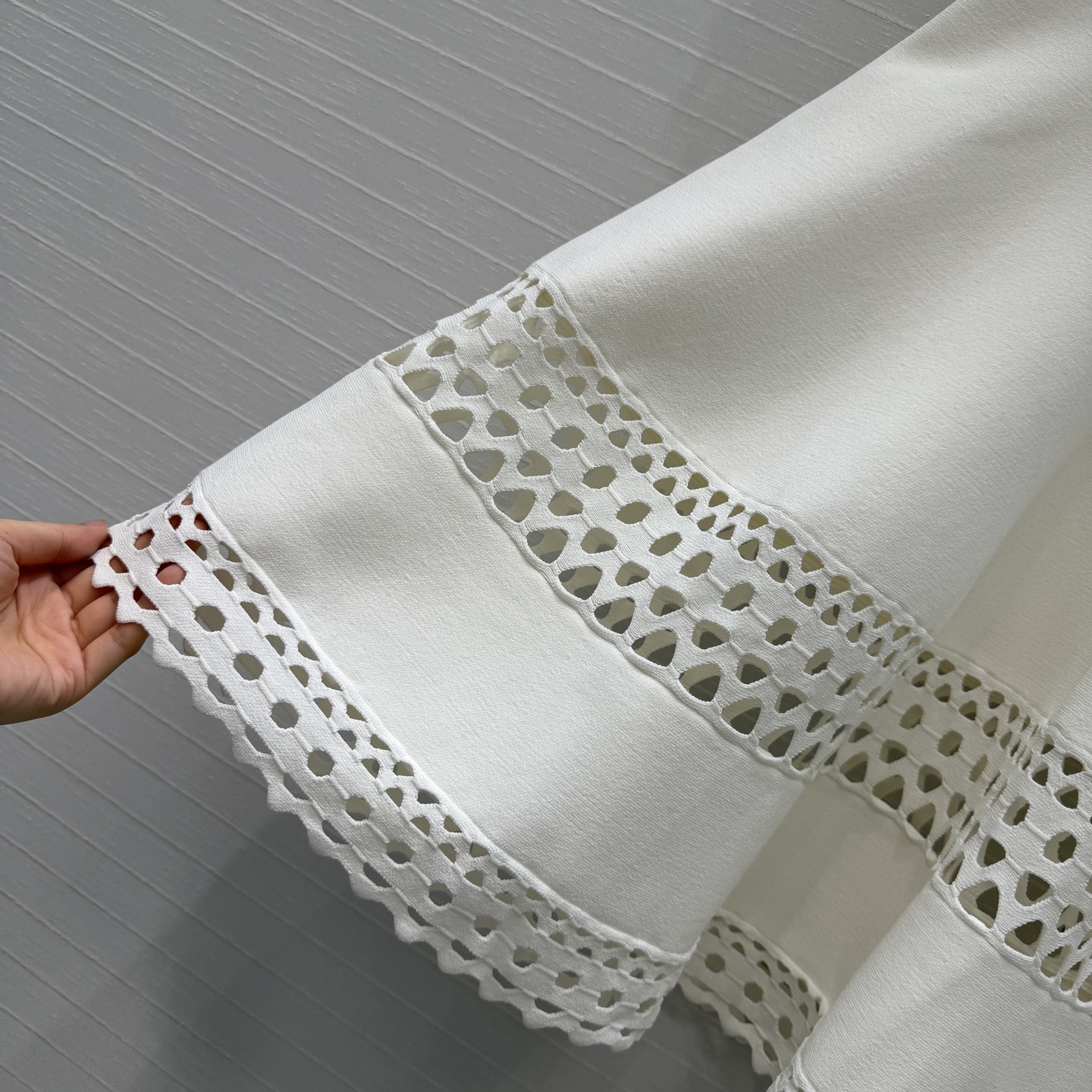 强烈推荐❤️Alai*镂空雕花短袖针织连衣裙，镂空几何图案+锯齿边缘，细节感满满✨。收腰立体A字裙摆设计