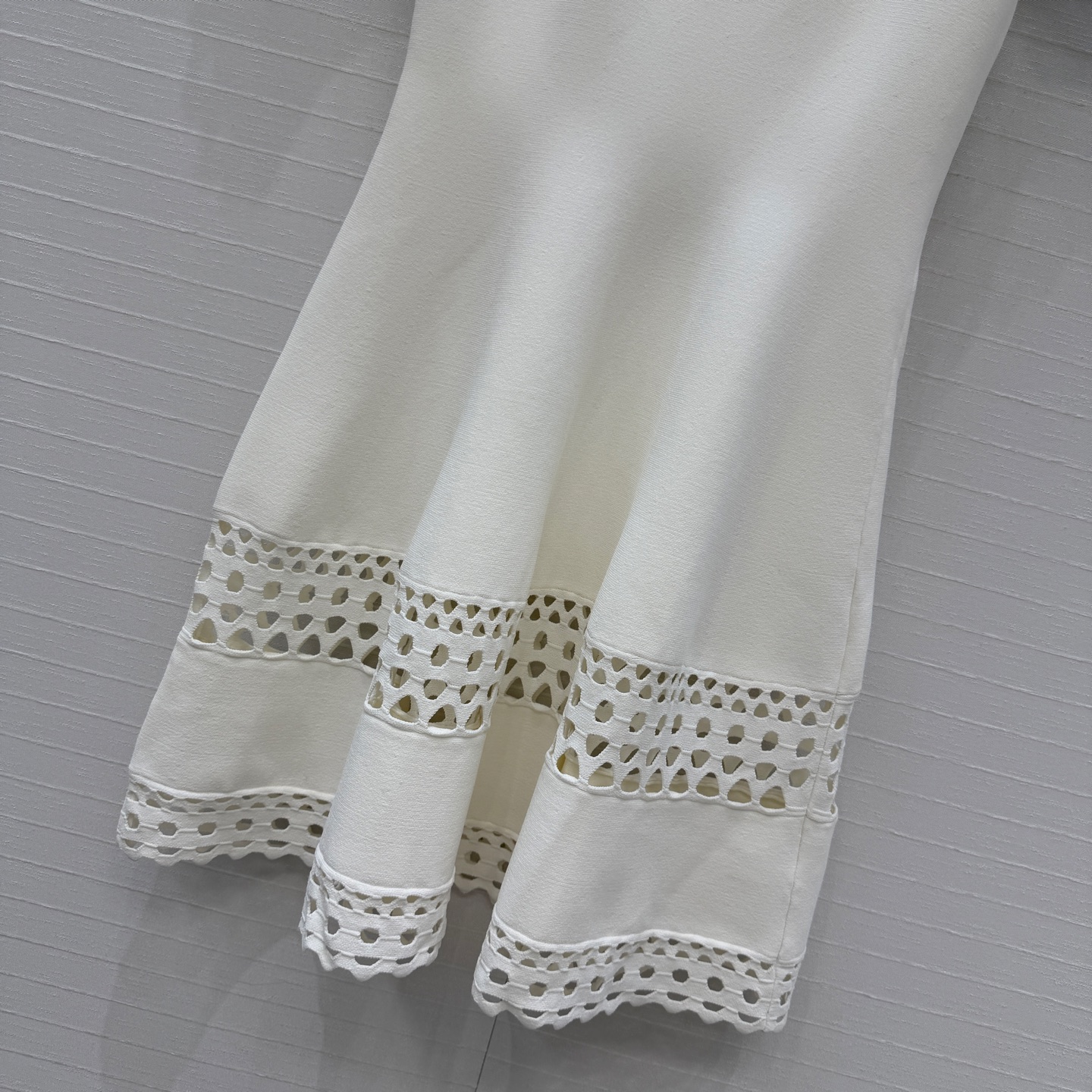 强烈推荐❤️Alai*镂空雕花短袖针织连衣裙，镂空几何图案+锯齿边缘，细节感满满✨。收腰立体A字裙摆设计