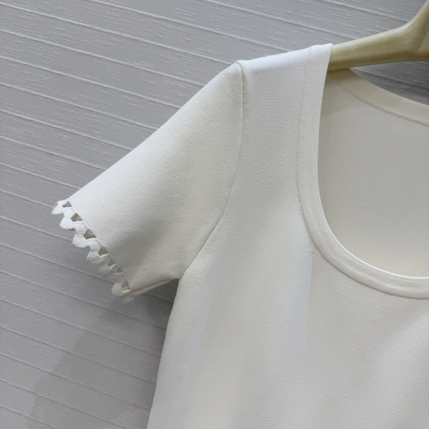 强烈推荐❤️Alai*镂空雕花短袖针织连衣裙，镂空几何图案+锯齿边缘，细节感满满✨。收腰立体A字裙摆设计