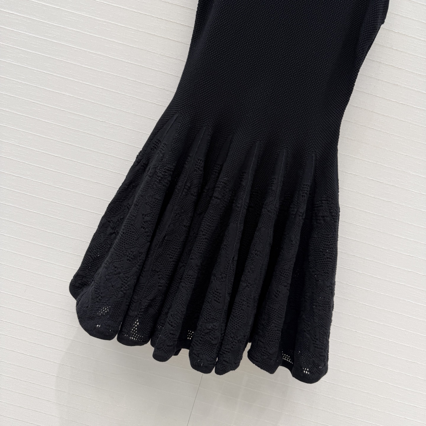 强烈推荐❤️Alai* Skater 棉质蕾丝针织背心裙，俏皮优雅公主风。简约优雅修身剪裁超显身材曲线！