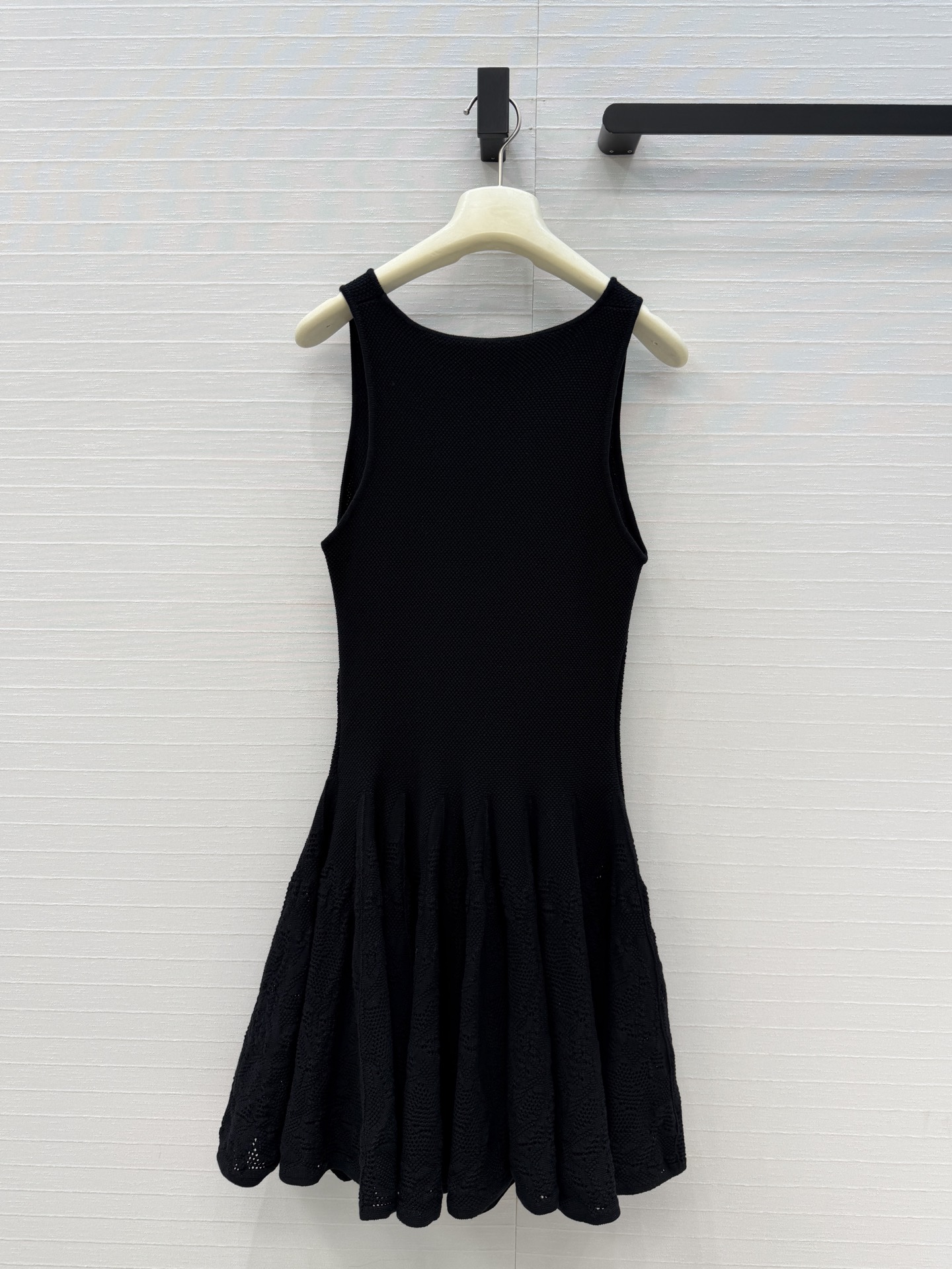 强烈推荐❤️Alai* Skater 棉质蕾丝针织背心裙，俏皮优雅公主风。简约优雅修身剪裁超显身材曲线！