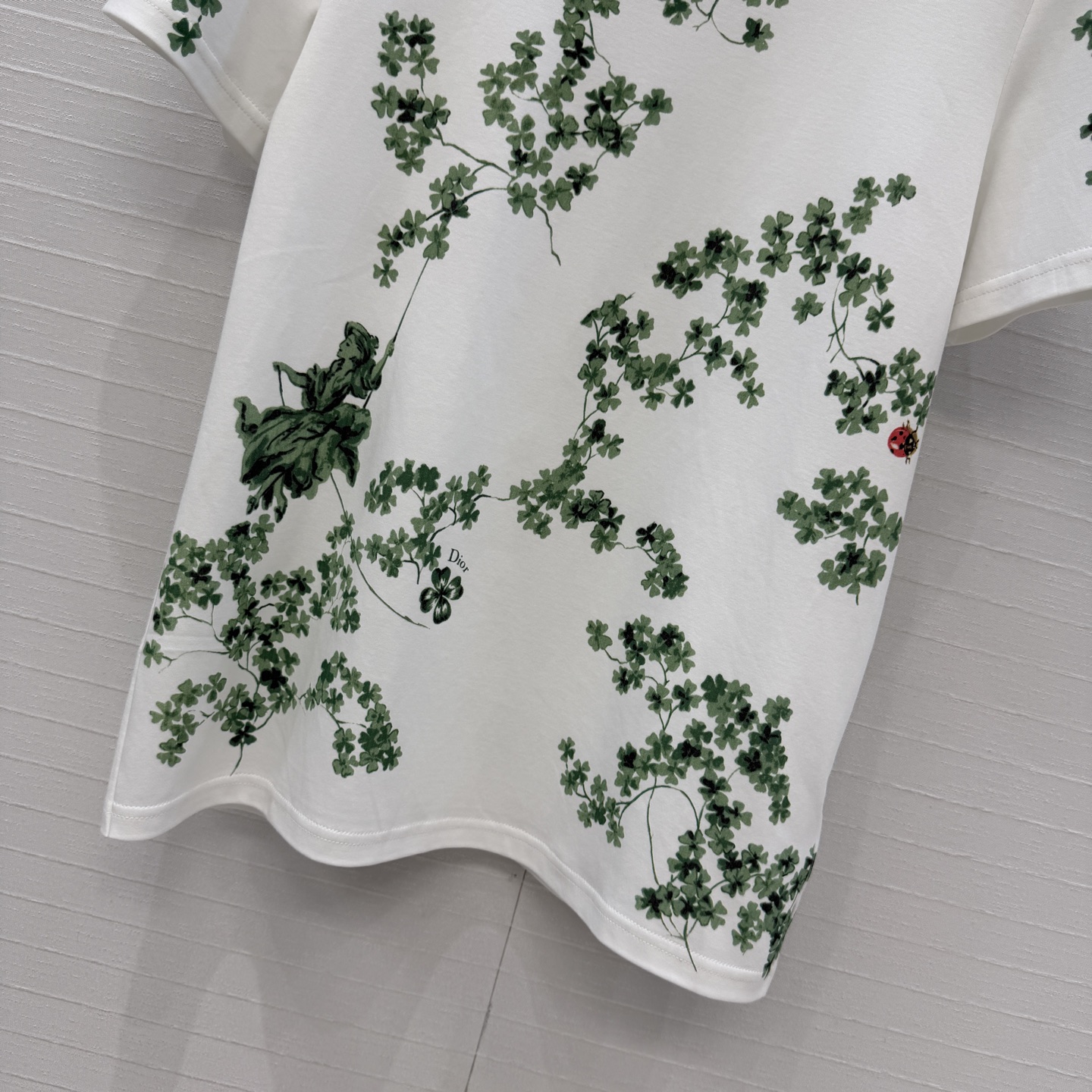 爆单推荐❤️D*早春新品 四叶草🍀瓢虫印花短袖T恤，春天氛围感拉满✨纯棉面料质感柔软舒适，时髦精必备单品