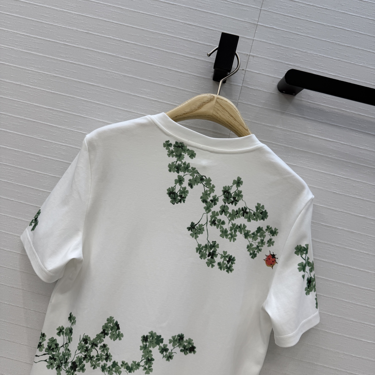 爆单推荐❤️D*早春新品 四叶草🍀瓢虫印花短袖T恤，春天氛围感拉满✨纯棉面料质感柔软舒适，时髦精必备单品