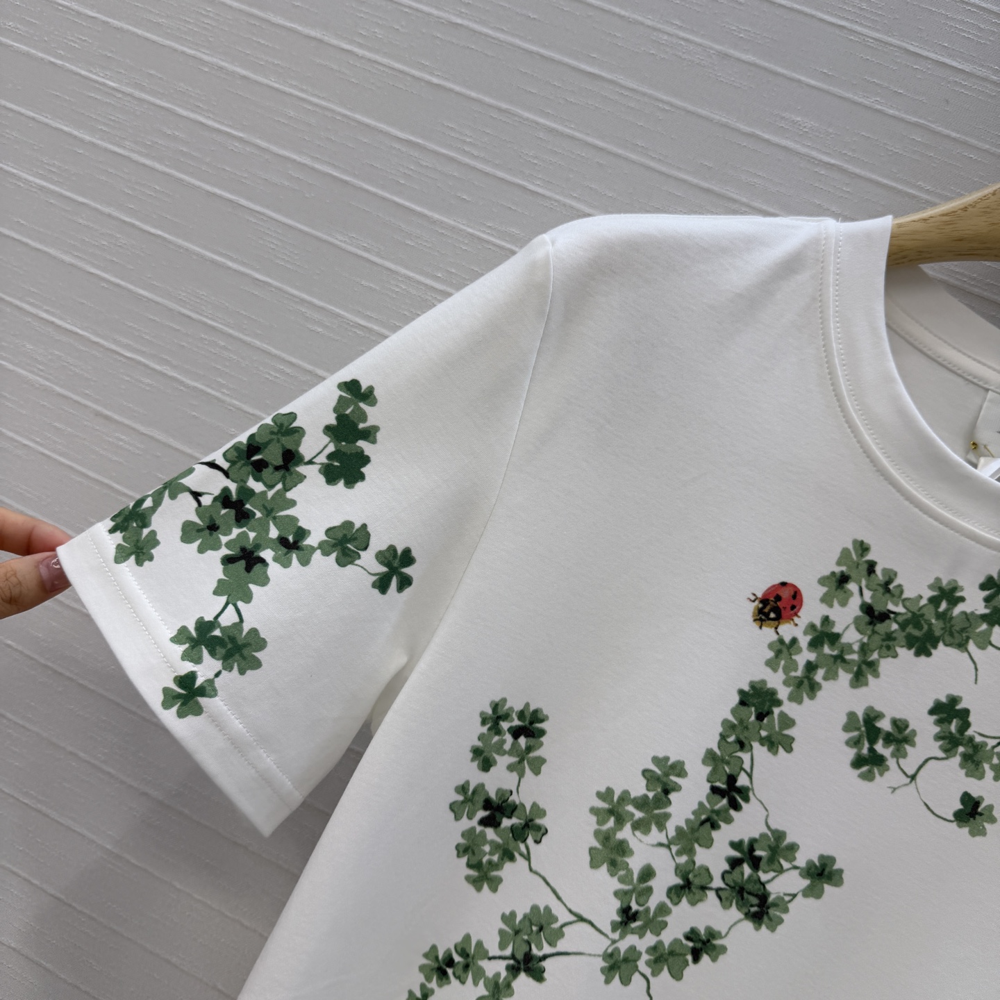 爆单推荐❤️D*早春新品 四叶草🍀瓢虫印花短袖T恤，春天氛围感拉满✨纯棉面料质感柔软舒适，时髦精必备单品
