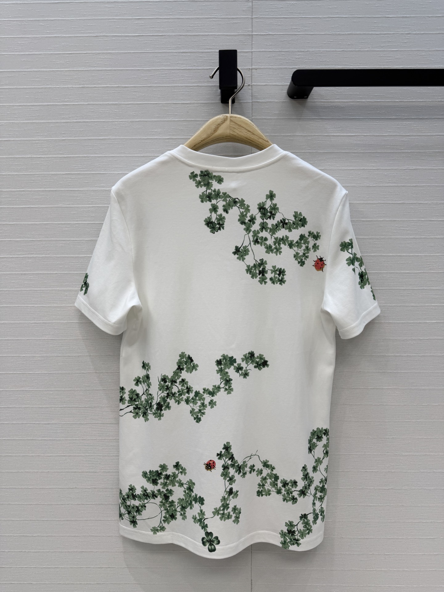 爆单推荐❤️D*早春新品 四叶草🍀瓢虫印花短袖T恤，春天氛围感拉满✨纯棉面料质感柔软舒适，时髦精必备单品