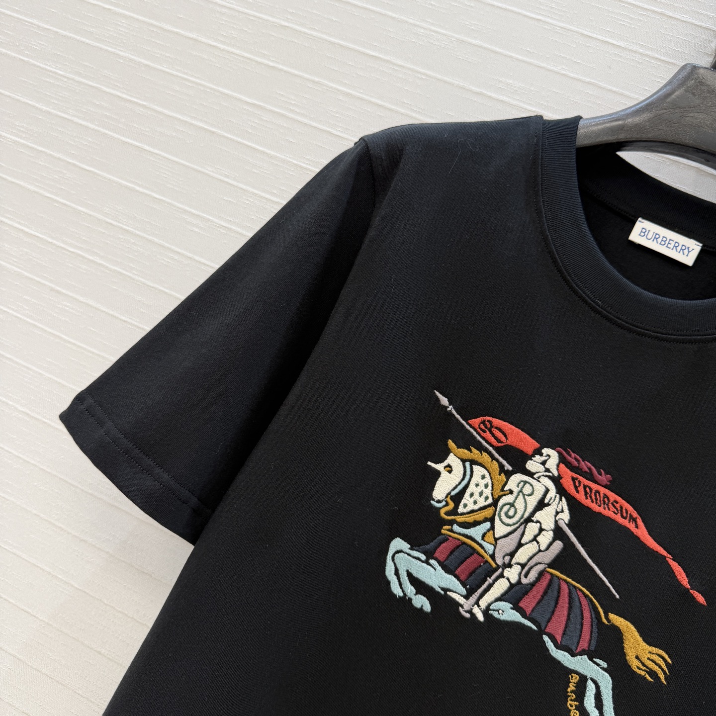 原单品质❤️Bur*春夏新品。长期主义时髦精单品💕 五彩骑士图腾刺绣T恤。前胸饰有马术骑士徽标刺绣，经典