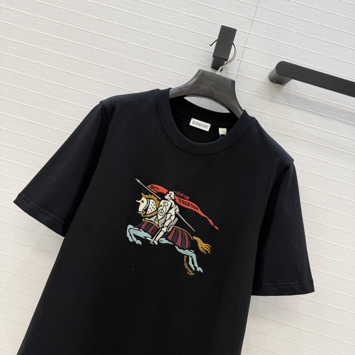 原单品质❤️Bur*春夏新品。长期主义时髦精单品💕 五彩骑士图腾刺绣T恤。前胸饰有马术骑士徽标刺绣，经典