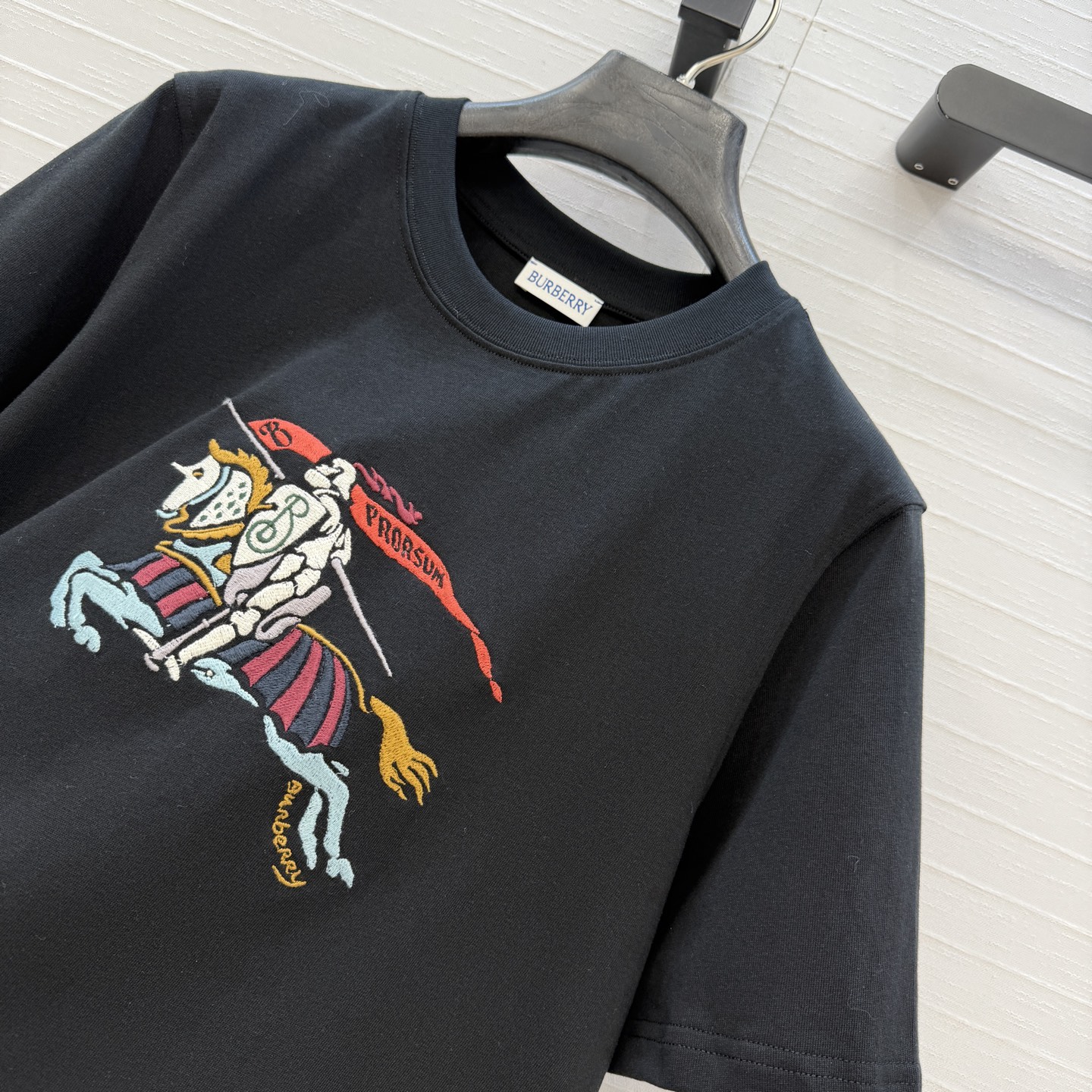 原单品质❤️Bur*春夏新品。长期主义时髦精单品💕 五彩骑士图腾刺绣T恤。前胸饰有马术骑士徽标刺绣，经典