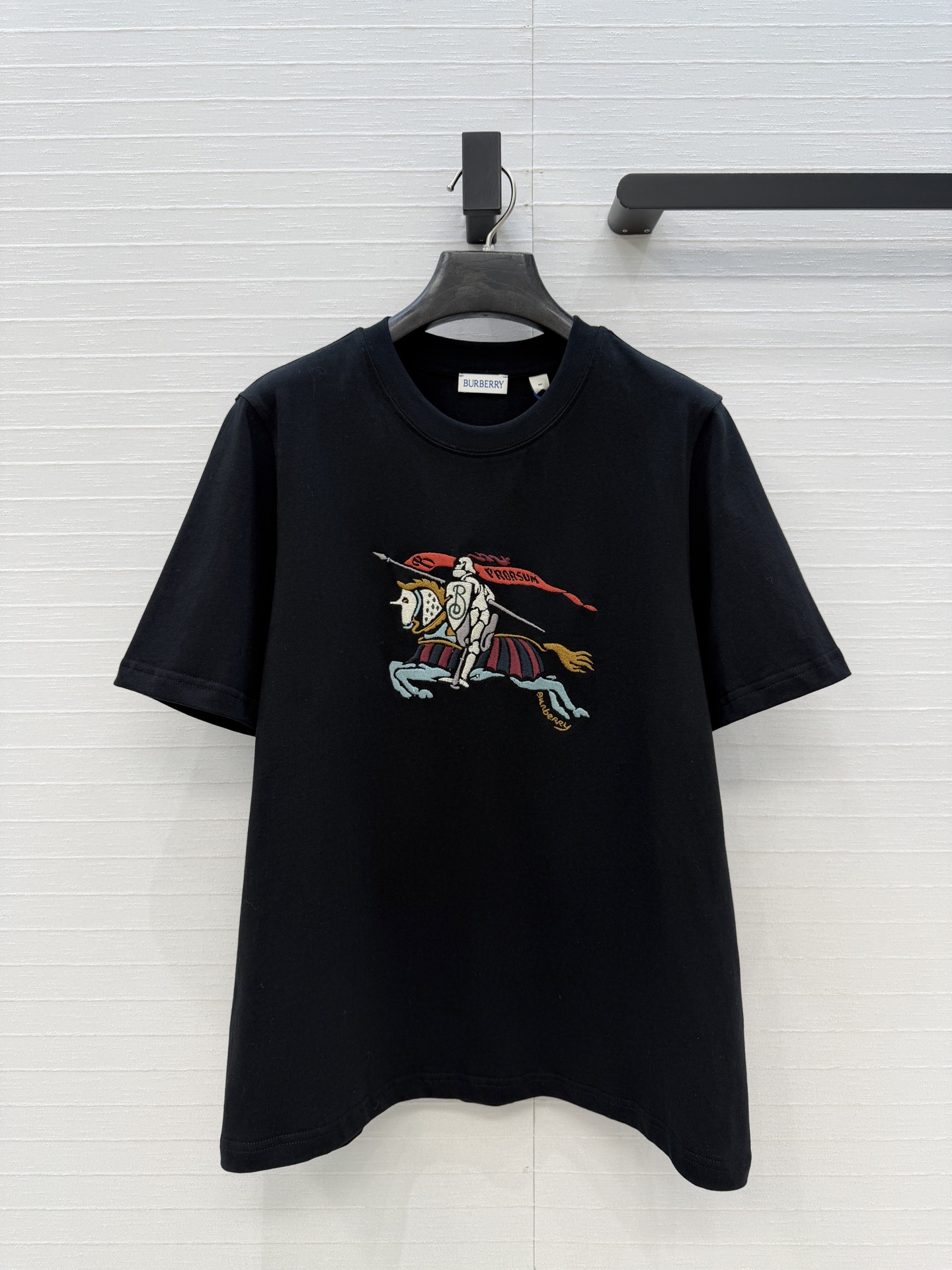 原单品质❤️Bur*春夏新品。长期主义时髦精单品💕 五彩骑士图腾刺绣T恤。前胸饰有马术骑士徽标刺绣，经典