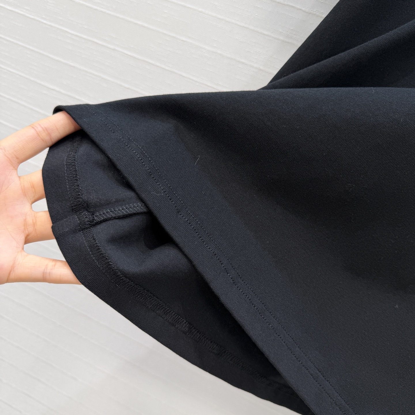 原单品质❤️Bur*春夏新品。长期主义时髦精单品💕 五彩骑士图腾刺绣T恤。前胸饰有马术骑士徽标刺绣，经典