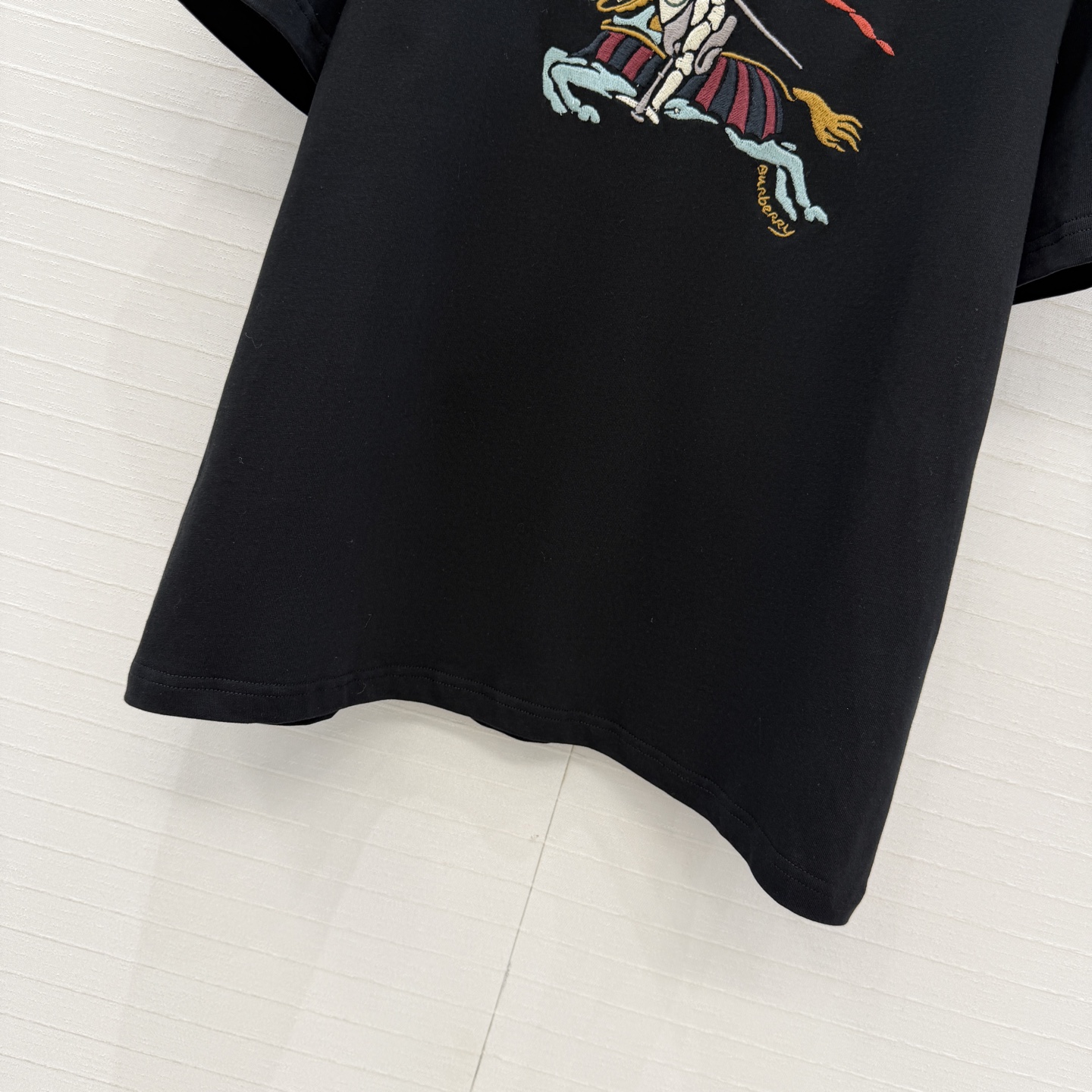 原单品质❤️Bur*春夏新品。长期主义时髦精单品💕 五彩骑士图腾刺绣T恤。前胸饰有马术骑士徽标刺绣，经典