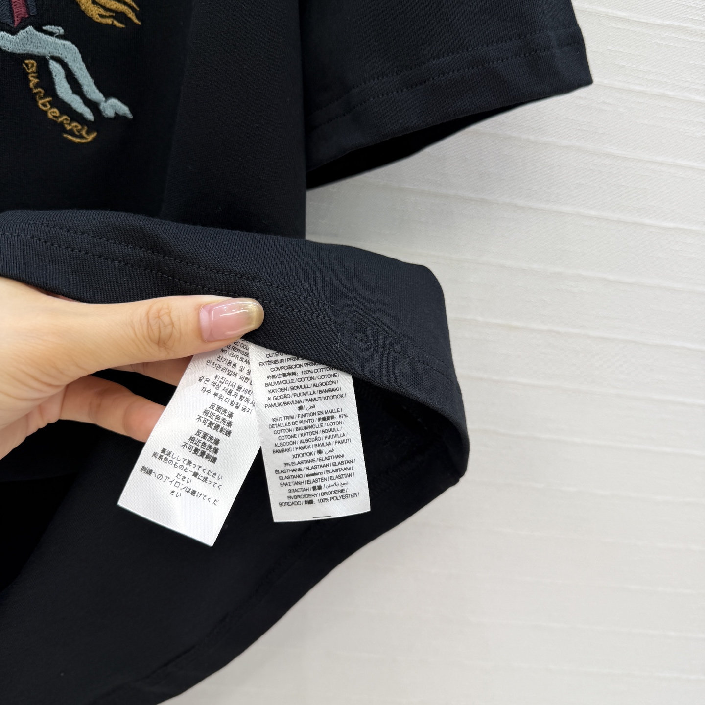 原单品质❤️Bur*春夏新品。长期主义时髦精单品💕 五彩骑士图腾刺绣T恤。前胸饰有马术骑士徽标刺绣，经典