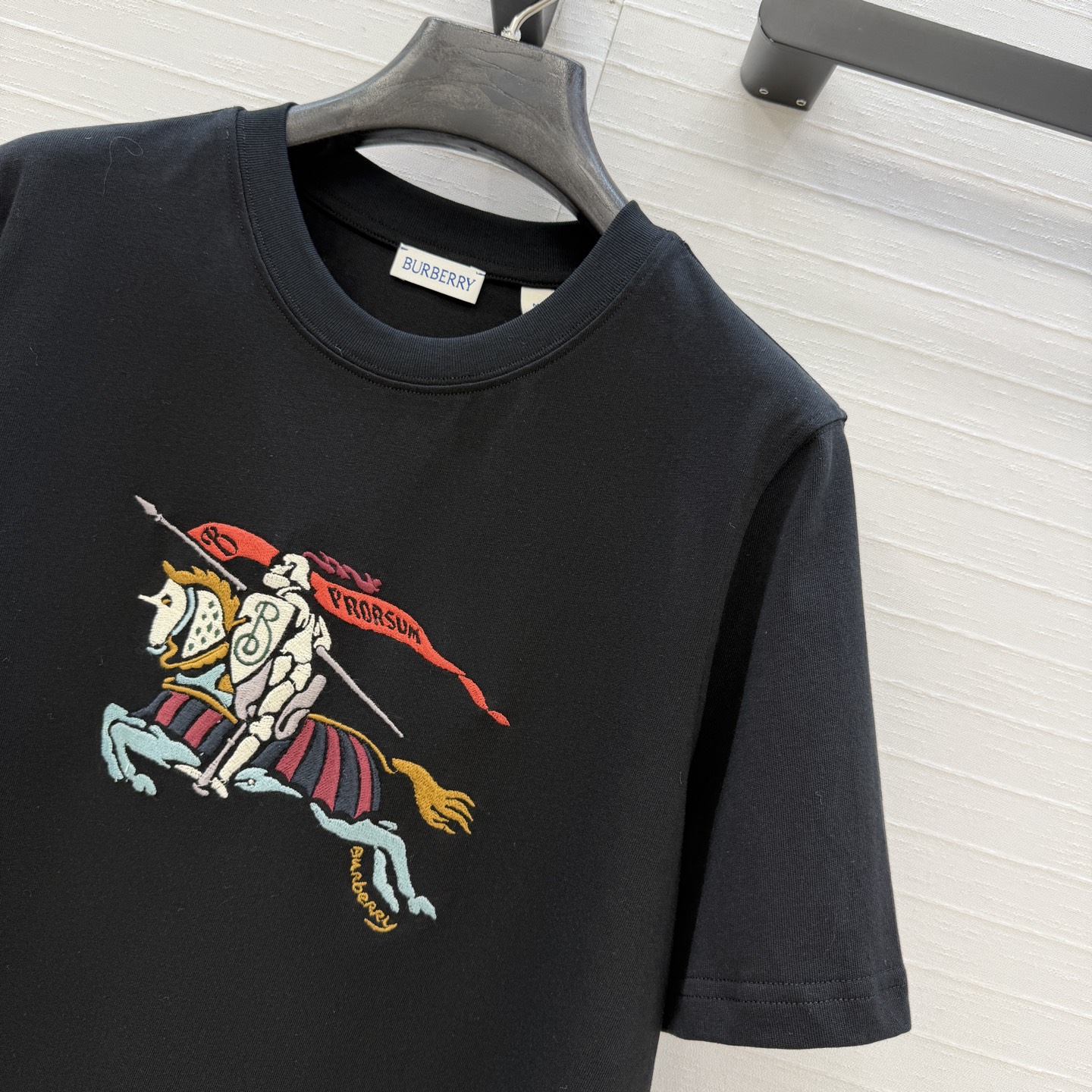 原单品质❤️Bur*春夏新品。长期主义时髦精单品💕 五彩骑士图腾刺绣T恤。前胸饰有马术骑士徽标刺绣，经典