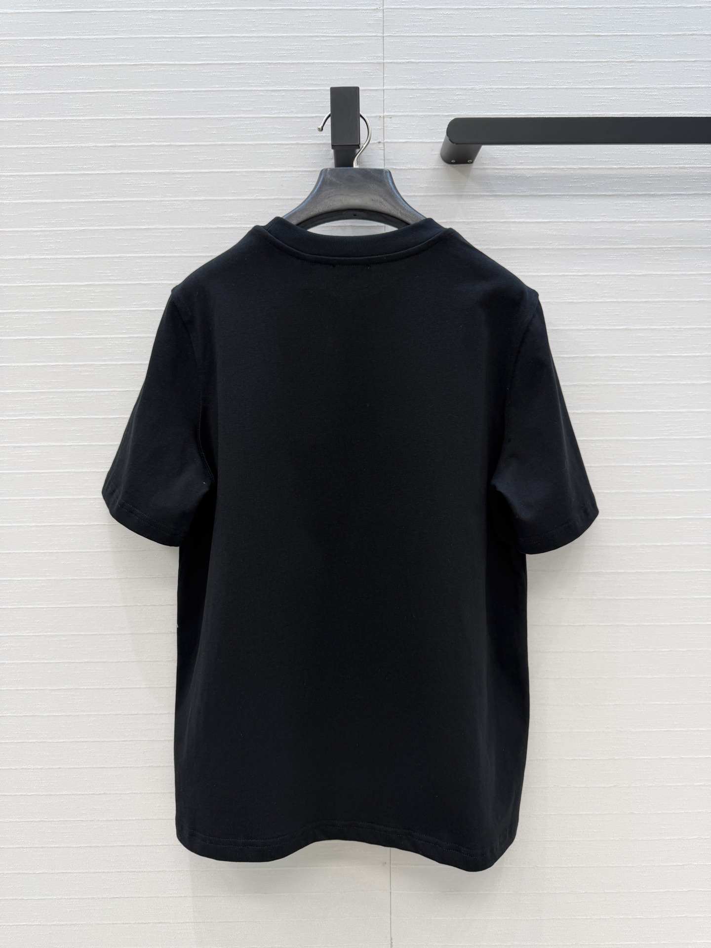 原单品质❤️Bur*春夏新品。长期主义时髦精单品💕 五彩骑士图腾刺绣T恤。前胸饰有马术骑士徽标刺绣，经典