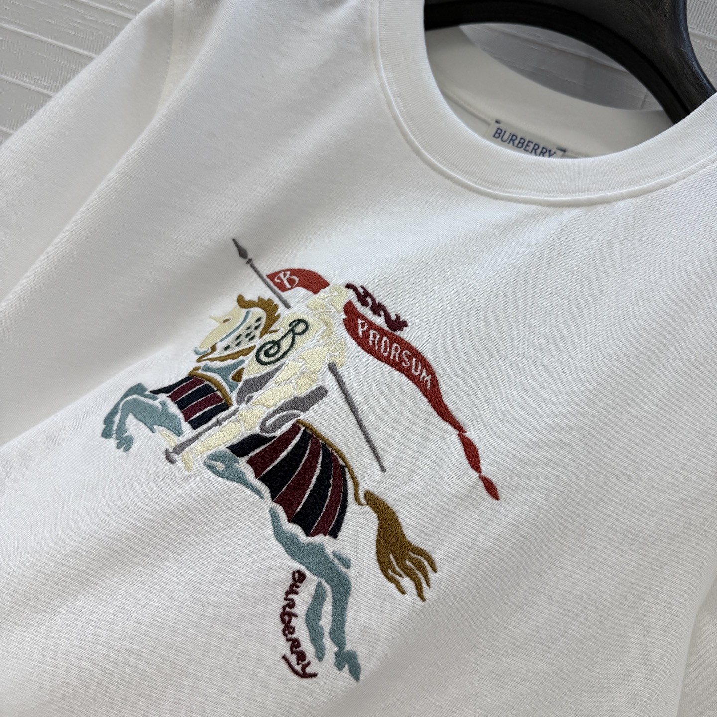 原单品质❤️Bur*春夏新品。长期主义时髦精单品💕 五彩骑士图腾刺绣T恤。前胸饰有马术骑士徽标刺绣，经典