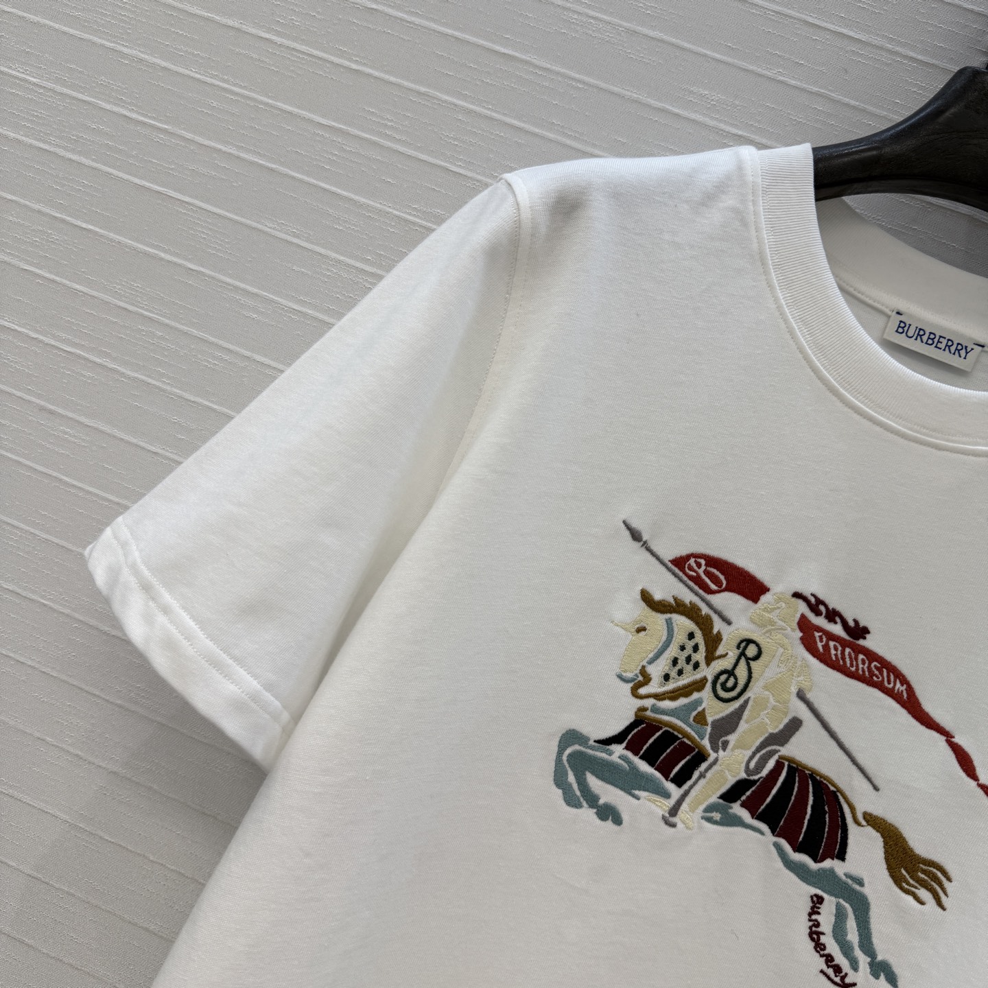原单品质❤️Bur*春夏新品。长期主义时髦精单品💕 五彩骑士图腾刺绣T恤。前胸饰有马术骑士徽标刺绣，经典