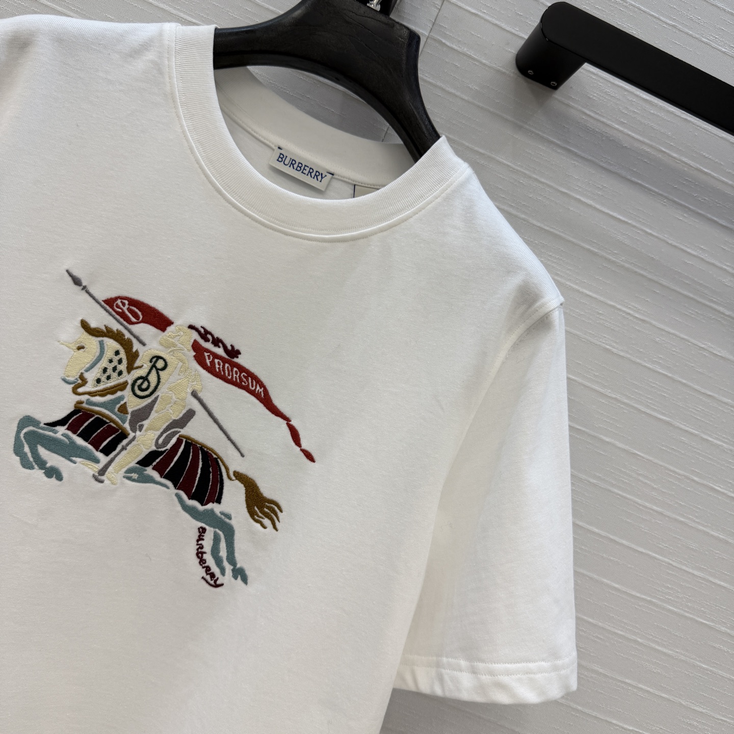 原单品质❤️Bur*春夏新品。长期主义时髦精单品💕 五彩骑士图腾刺绣T恤。前胸饰有马术骑士徽标刺绣，经典