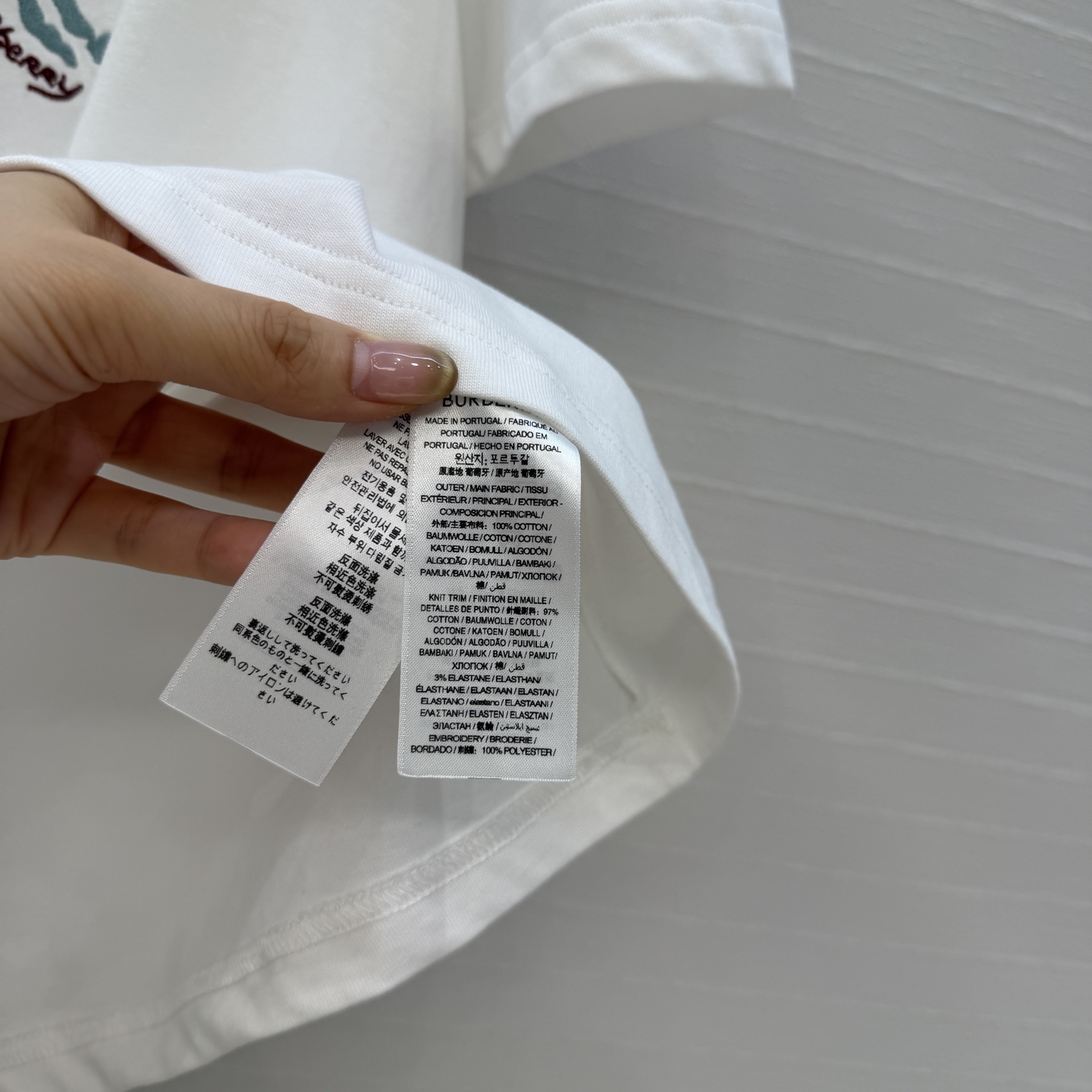 原单品质❤️Bur*春夏新品。长期主义时髦精单品💕 五彩骑士图腾刺绣T恤。前胸饰有马术骑士徽标刺绣，经典