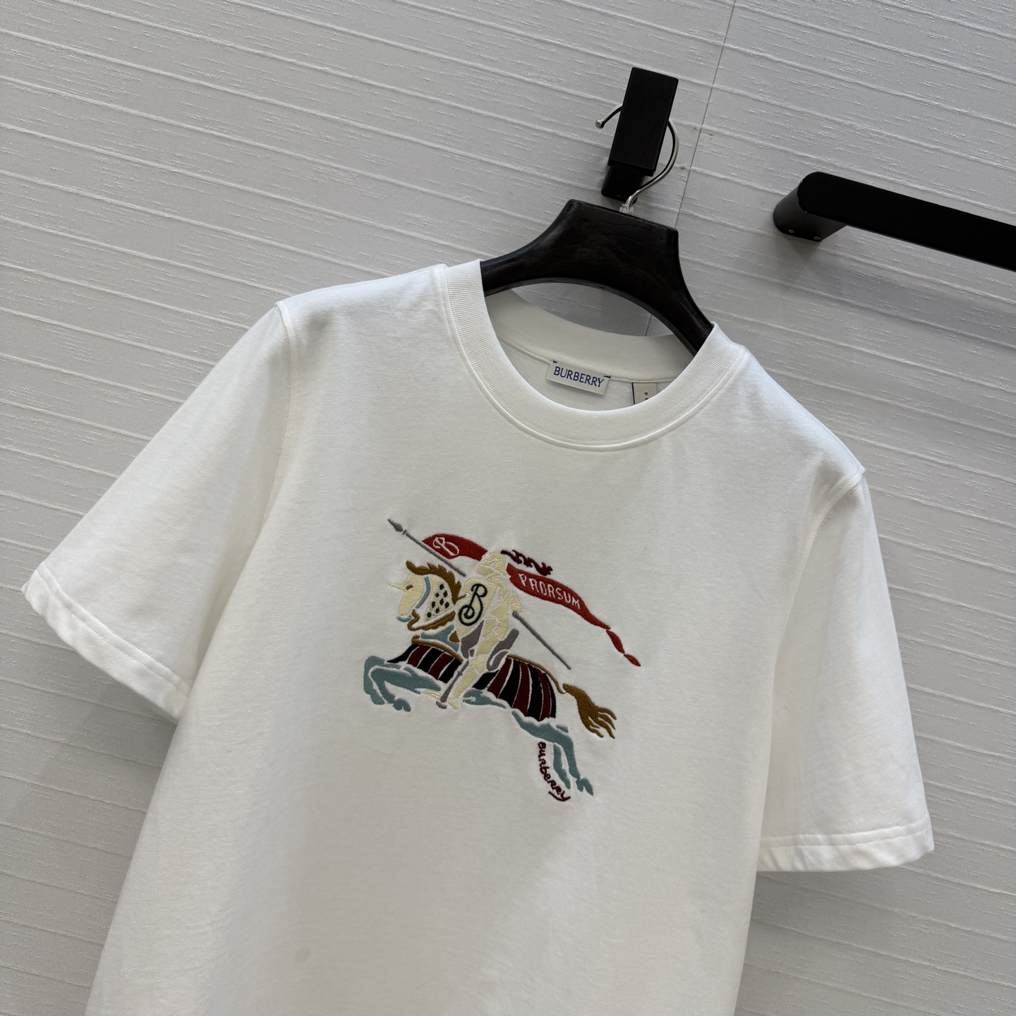 原单品质❤️Bur*春夏新品。长期主义时髦精单品💕 五彩骑士图腾刺绣T恤。前胸饰有马术骑士徽标刺绣，经典