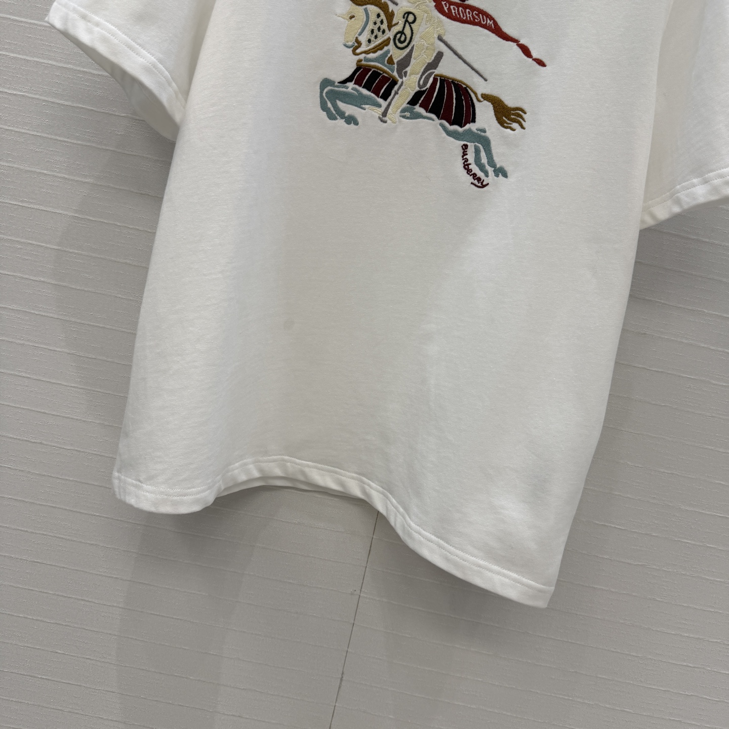 原单品质❤️Bur*春夏新品。长期主义时髦精单品💕 五彩骑士图腾刺绣T恤。前胸饰有马术骑士徽标刺绣，经典