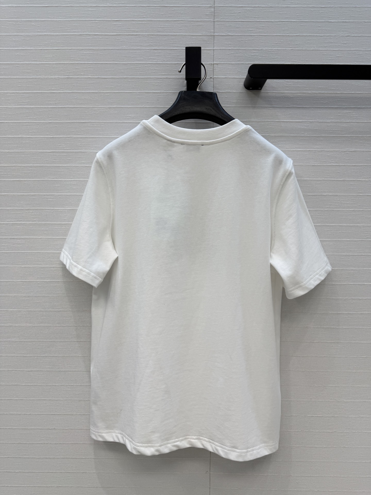 原单品质❤️Bur*春夏新品。长期主义时髦精单品💕 五彩骑士图腾刺绣T恤。前胸饰有马术骑士徽标刺绣，经典