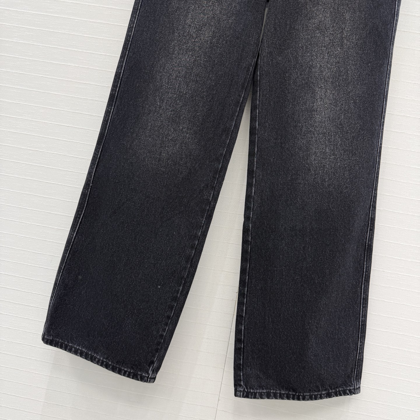 爆单推荐♥️Lw新品时髦精穿搭！徽章印花假两件牛仔长裤。半裙拼接直筒裤设计修饰臀线，版型百搭实穿又有设计