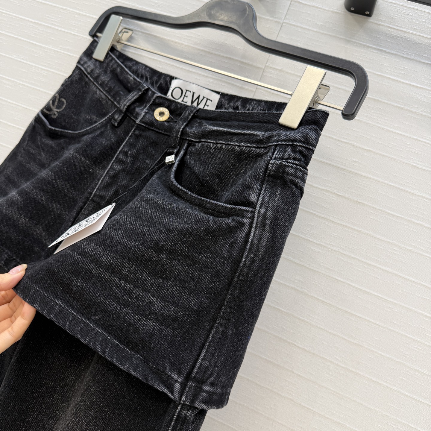 爆单推荐♥️Lw新品时髦精穿搭！徽章印花假两件牛仔长裤。半裙拼接直筒裤设计修饰臀线，版型百搭实穿又有设计