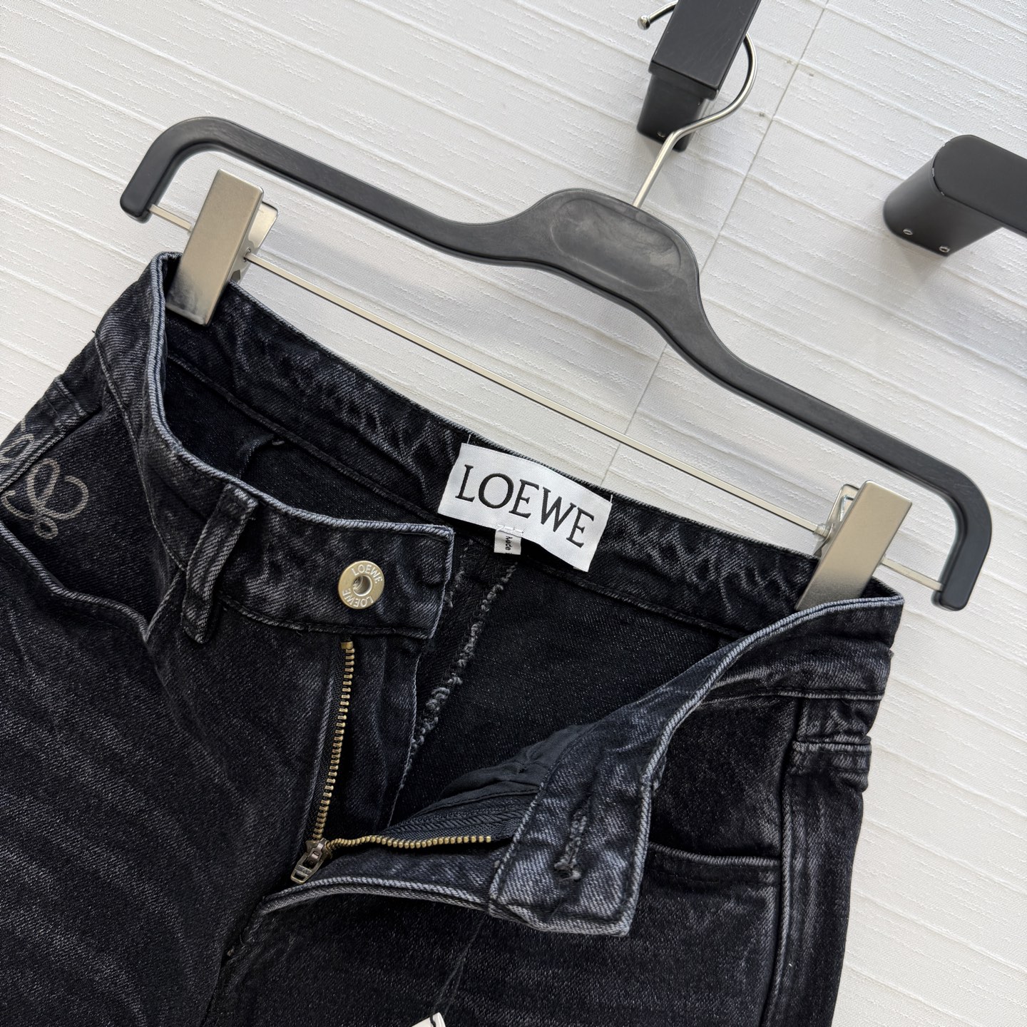 爆单推荐♥️Lw新品时髦精穿搭！徽章印花假两件牛仔长裤。半裙拼接直筒裤设计修饰臀线，版型百搭实穿又有设计